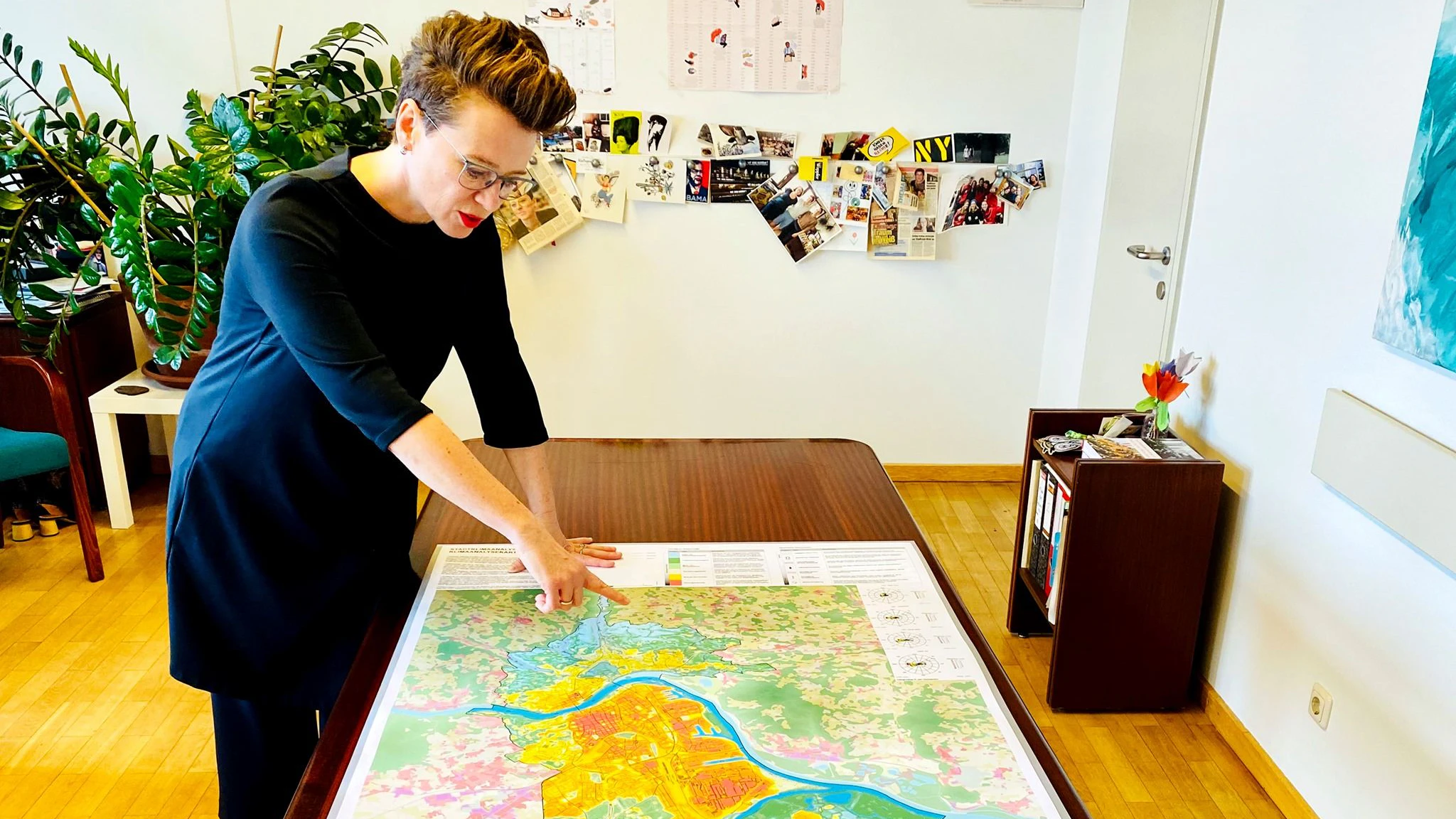 Die zuständige Stadträtin Eva Schobesberger (Grüne) mit der neuen Karte.