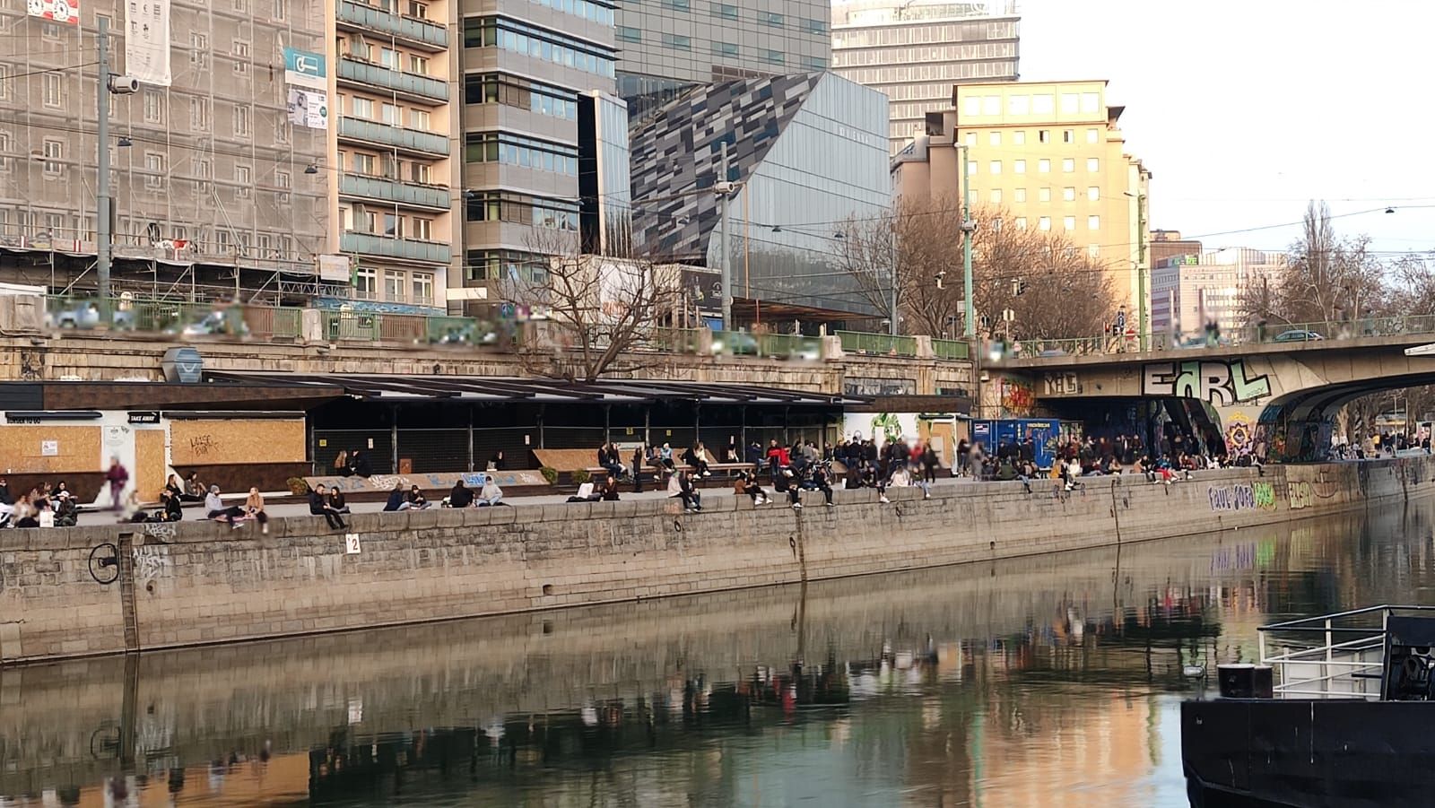 Die Wiener genießen das frühlingshafte Wetter am Donaukanal.