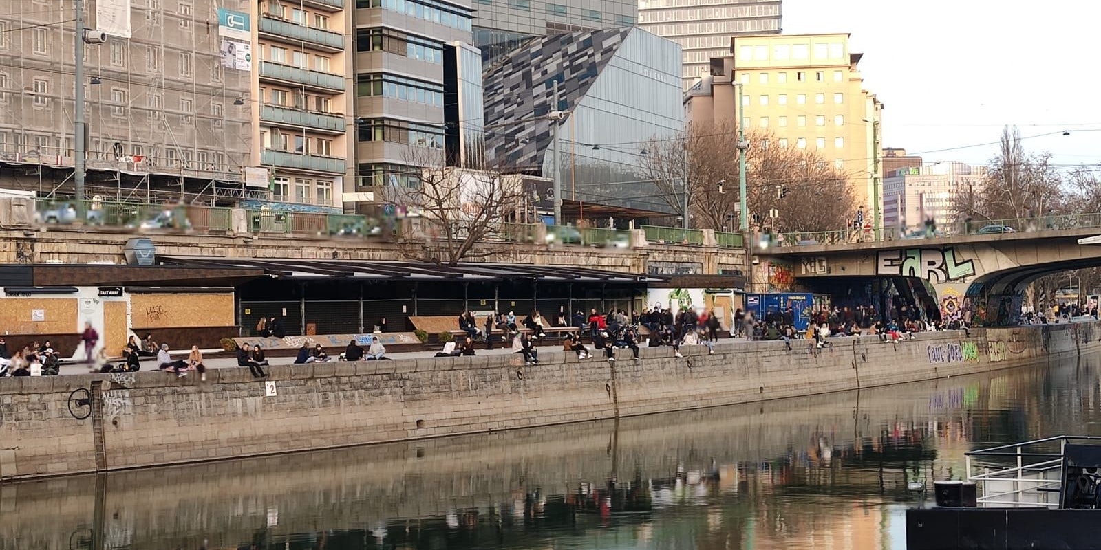 Die Wiener genießen das frühlingshafte Wetter am Donaukanal