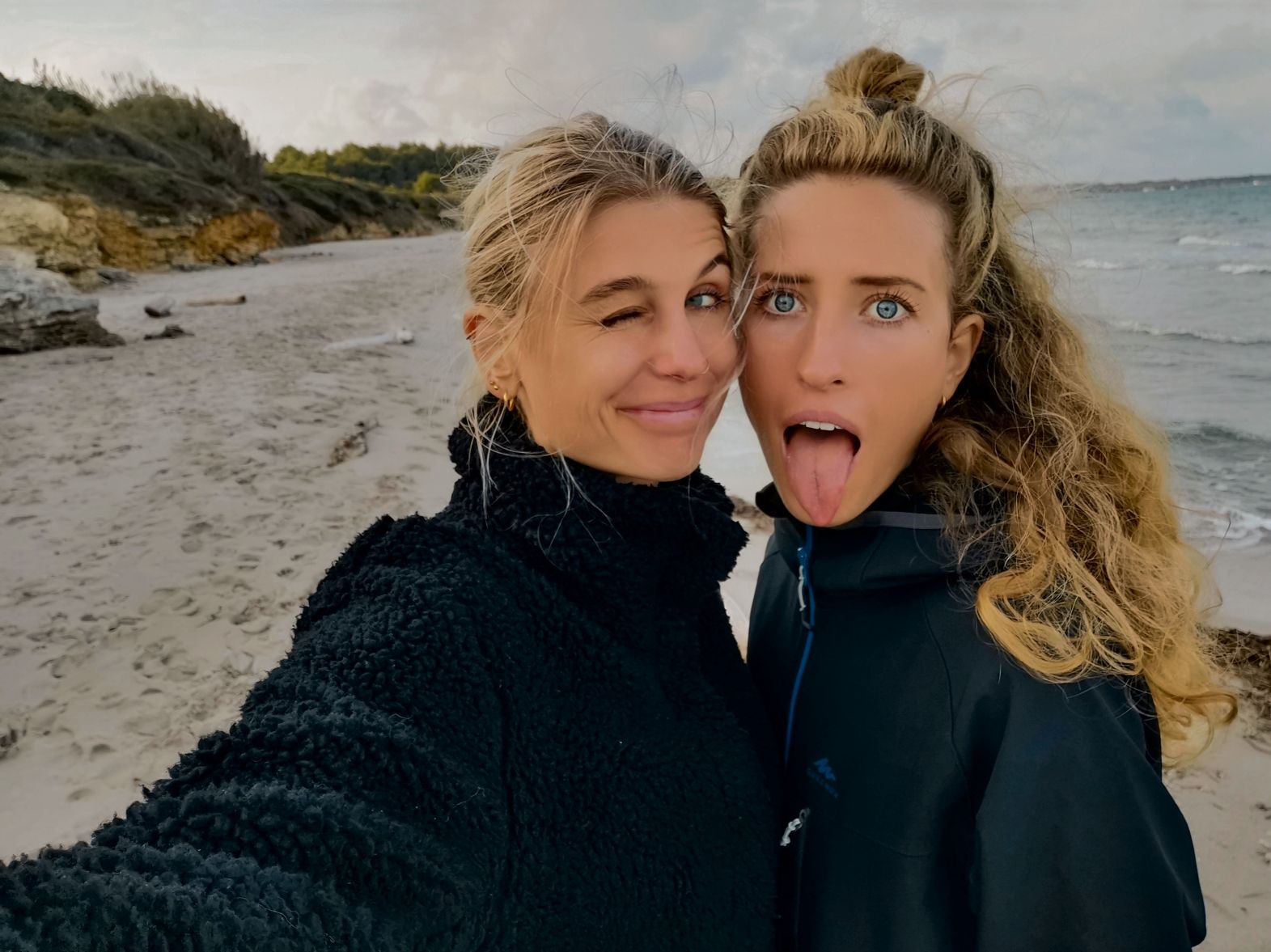 Das Schweizer Paar Chloé und Lea verstehen nicht, warum ihr Account gelöscht wird, aber der von LGBTQ-Hassern nicht.