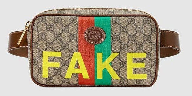 Auf den Teilen der Kollektion steht  auf der einen Seite "gefälscht", auf der anderen Seite "nicht".