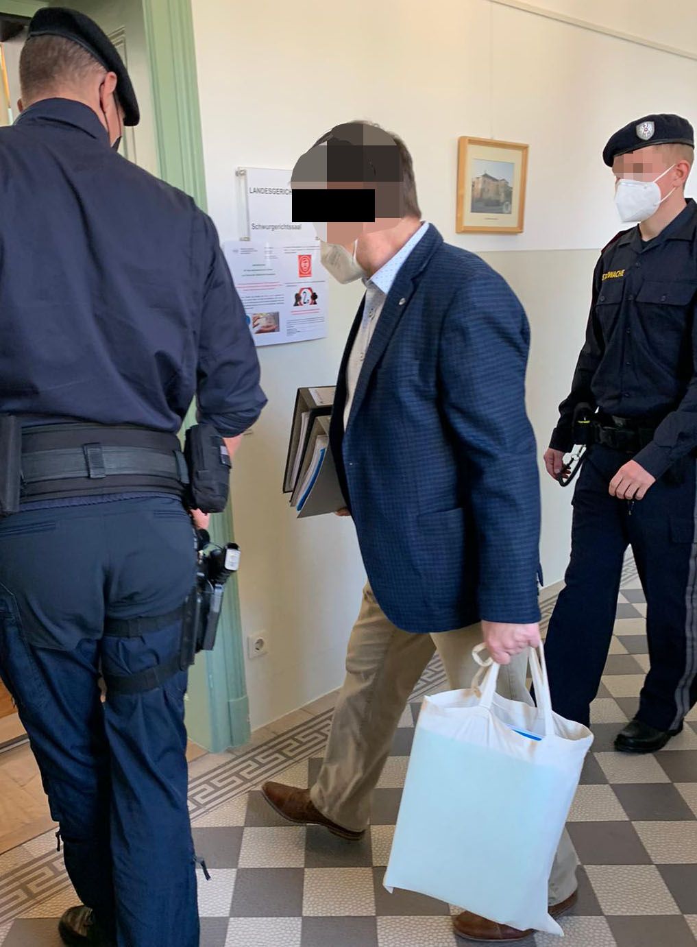 Der Angeklagte am Weg in den Gerichtssaal