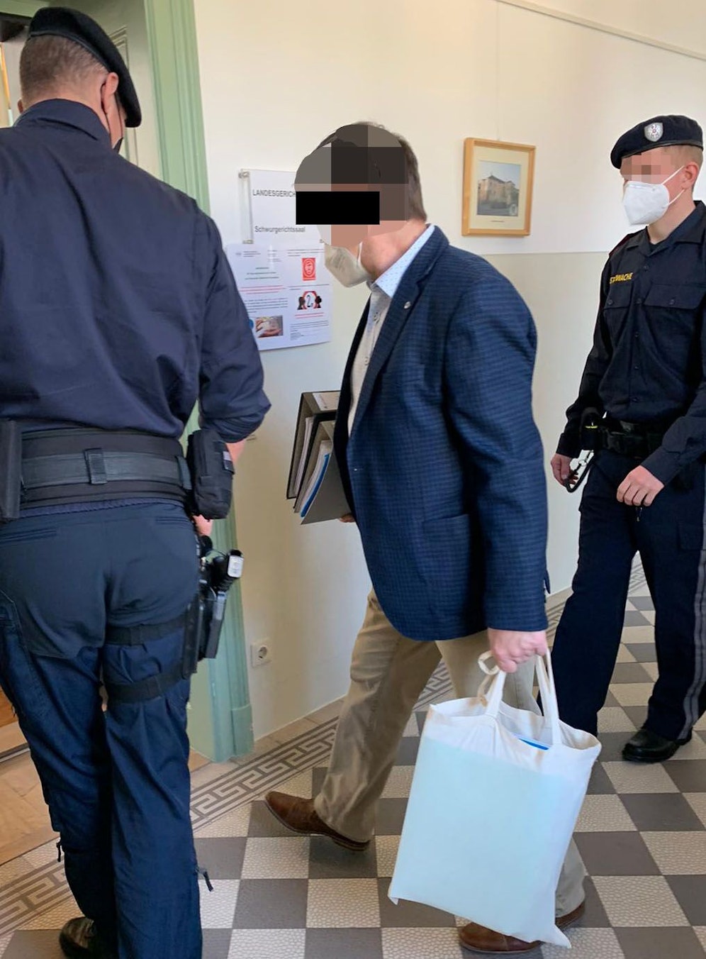 Der Angeklagte am Weg in den Gerichtssaal