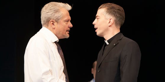 Bernhardi (Föttinger) mit Priester (Stein)