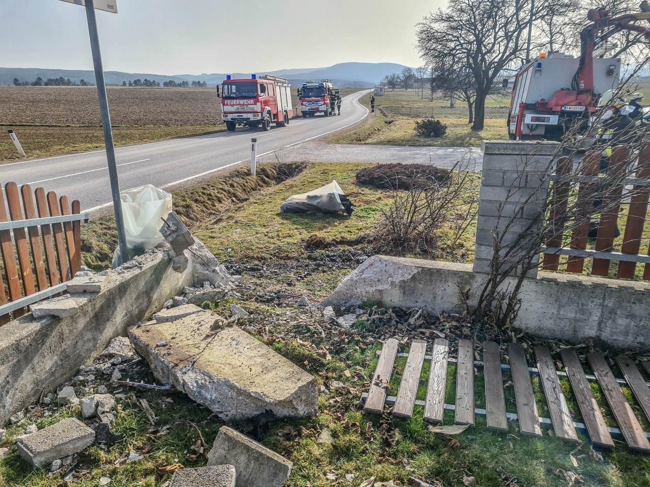 Der Holzzaun samt Betonfundament wurden zerstört.