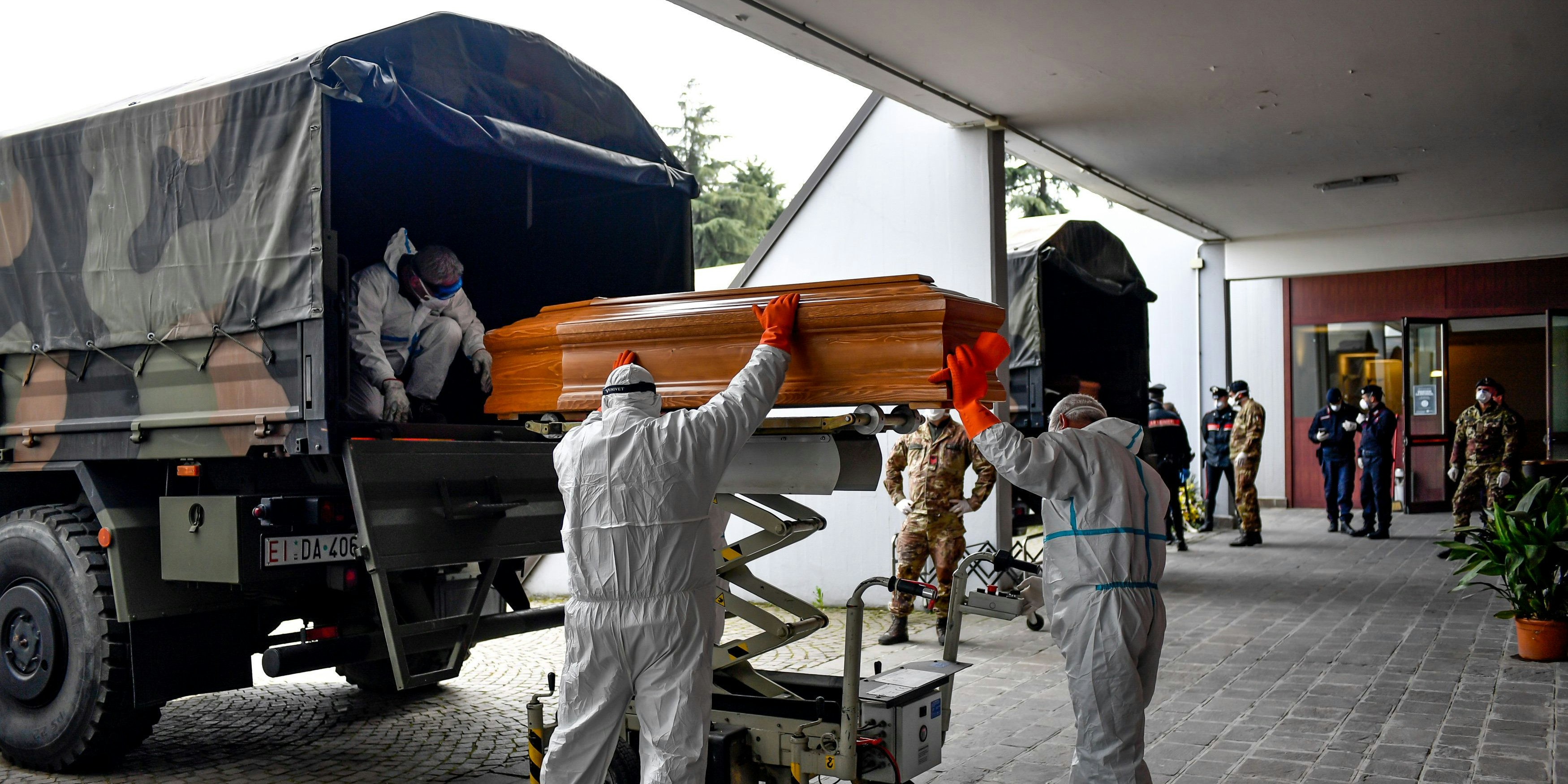 Vor einem Jahr sorgten diese Fotos aus Italien für Entsetzen und Angst: Militärlaster voller Särge mit Corona-Toten in Bergamo.