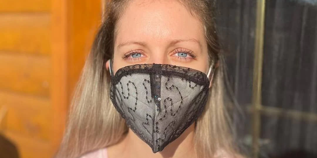 Lucia Guggenbichler trägt Masken aus Ballkleidern.