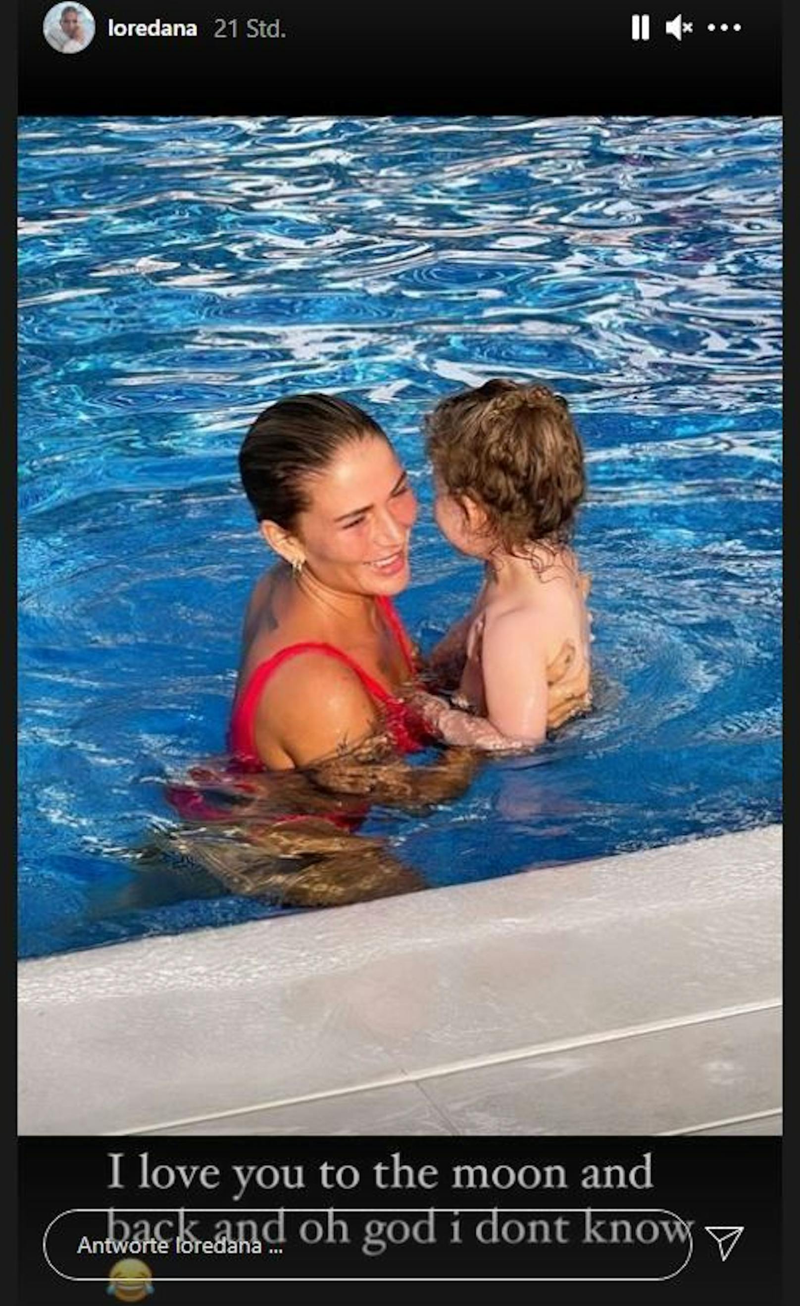 Loredana mit ihrer Tochter im Schwimmbad