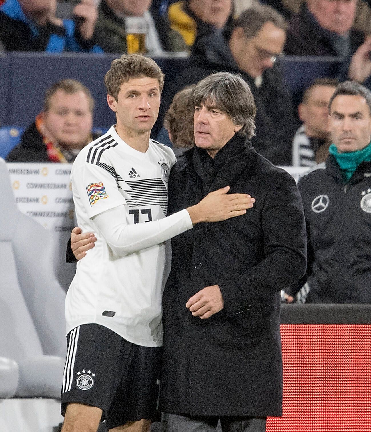 Thomas Müller mit Jogi Löw
