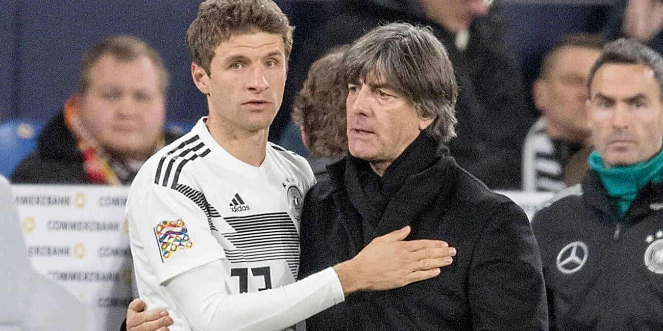 Thomas Müller mit Jogi Löw