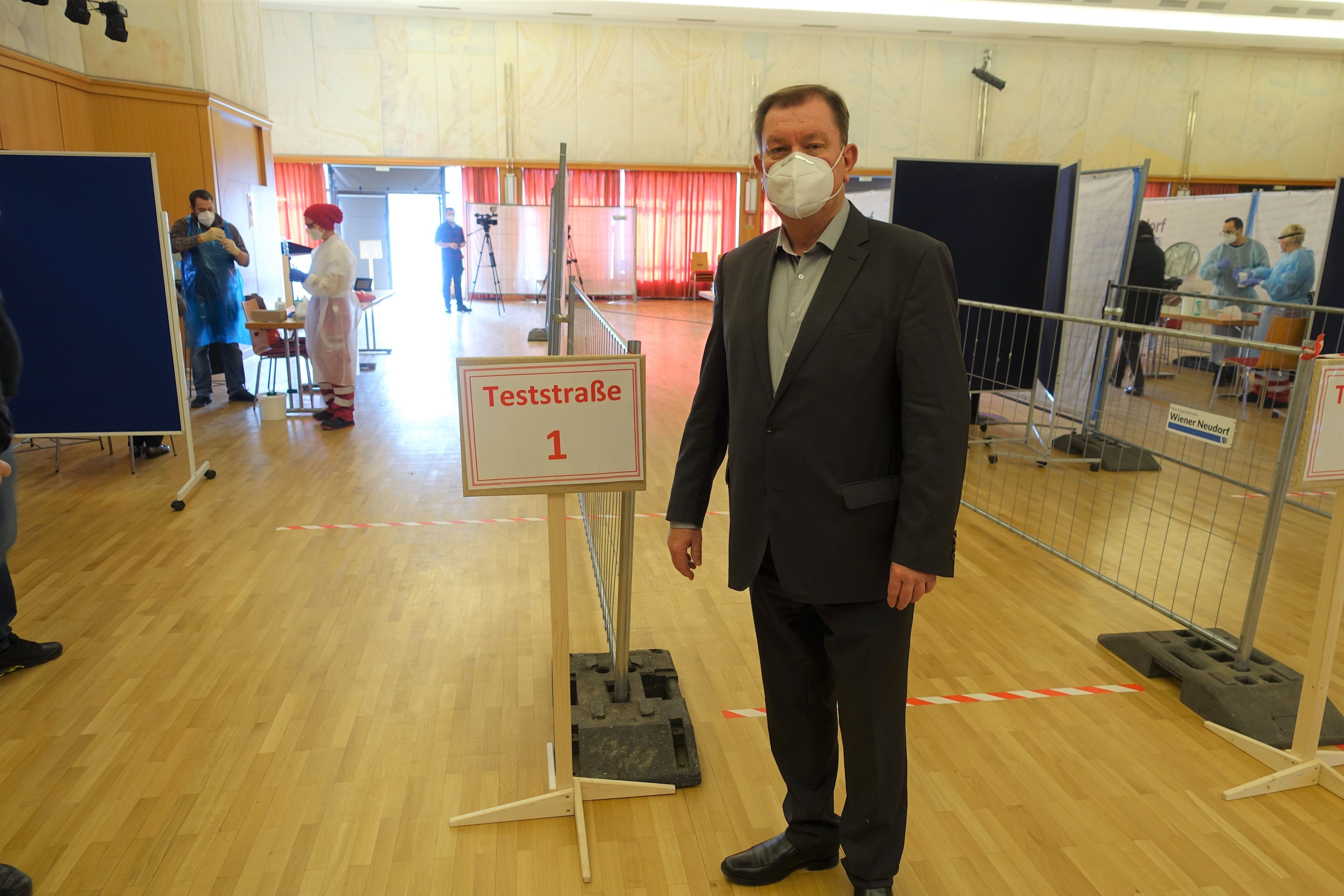 Bürgermeister Herbert Janschka in der PCR-Teststraße.