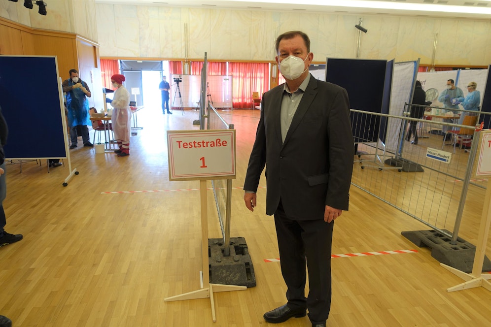 Bürgermeister Herbert Janschka in der PCR-Teststraße.