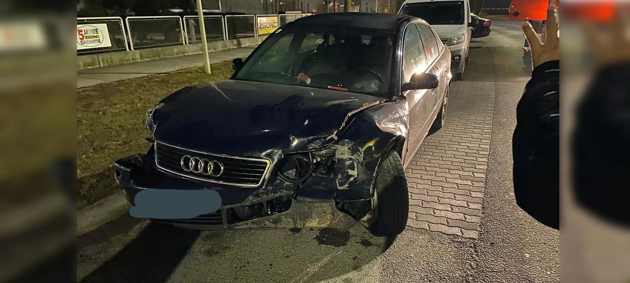 Der Audi A6 knallte gegen eine Leitplanke.