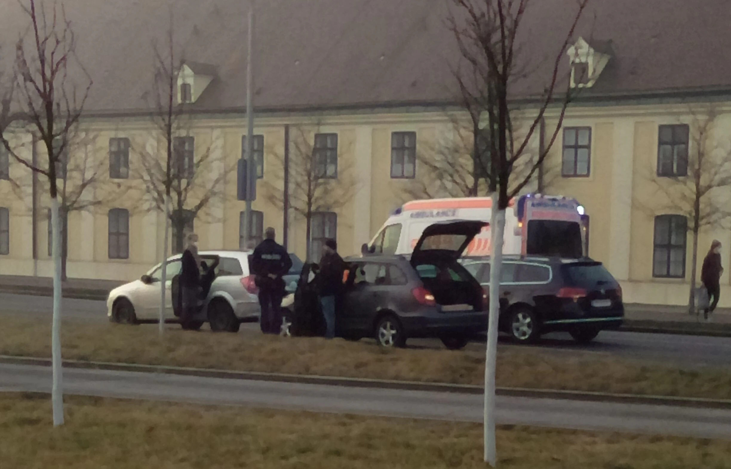 Die Rettung brachte die Frau ins Spital.