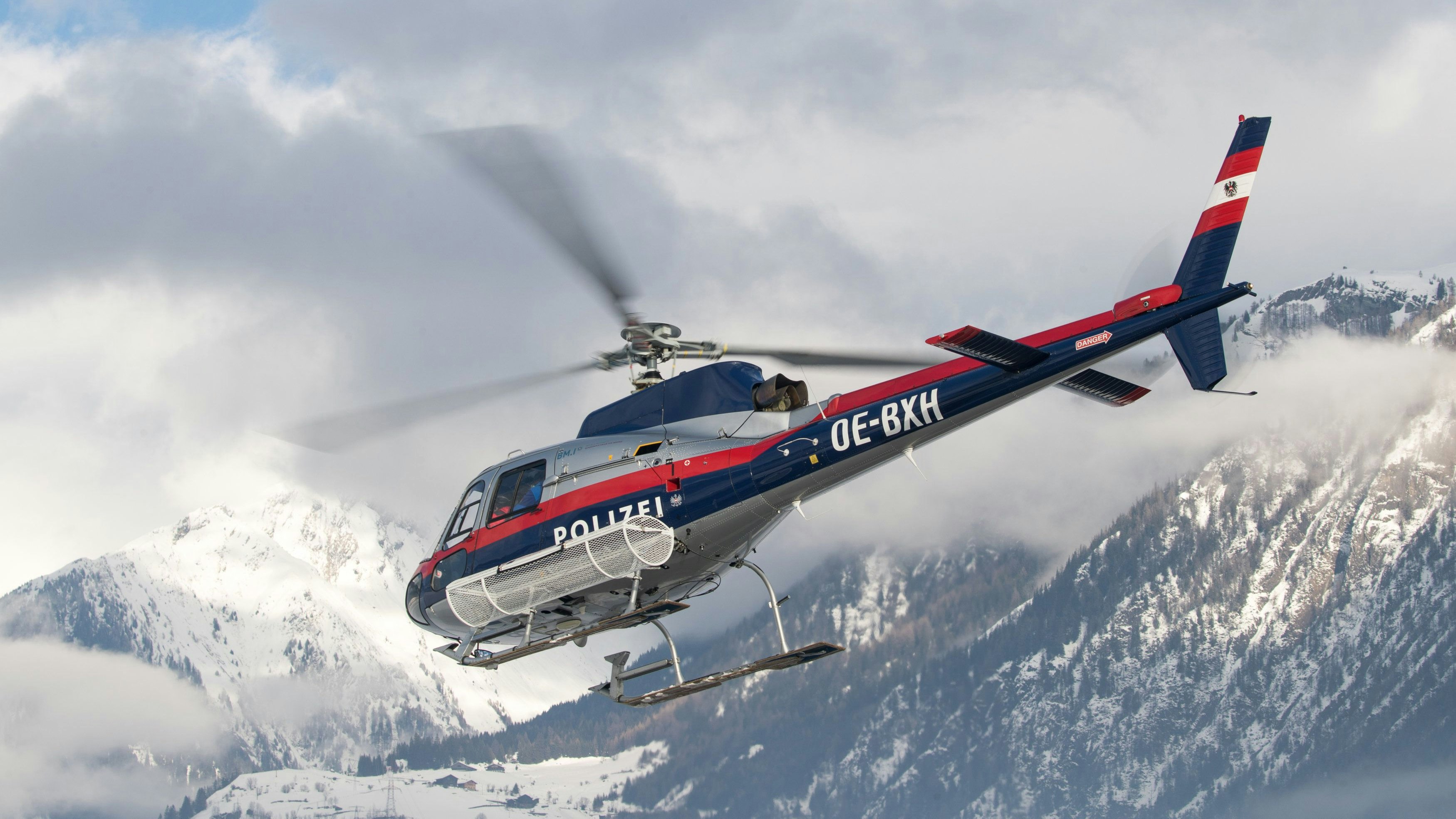 Der Polizeihelikopter "Libelle" in Matrei in Osttirol im Einsatz. Symbolbild
