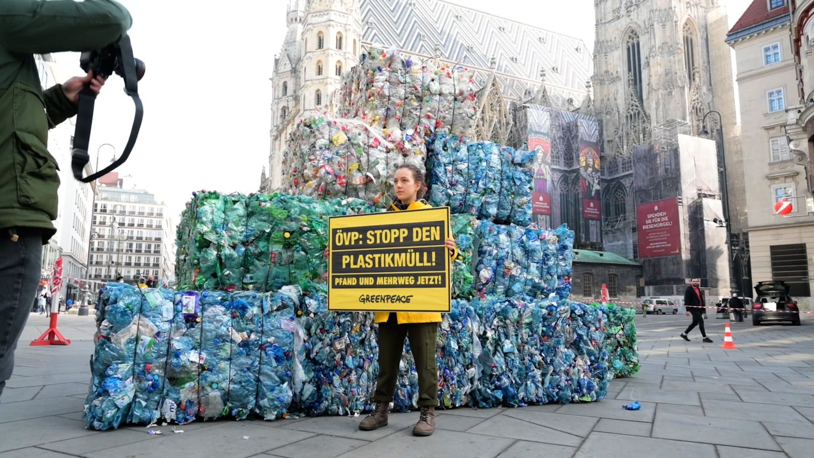 Rund 100.000 Plastikflaschen türmten Aktivisten am Stephansplatz auf.