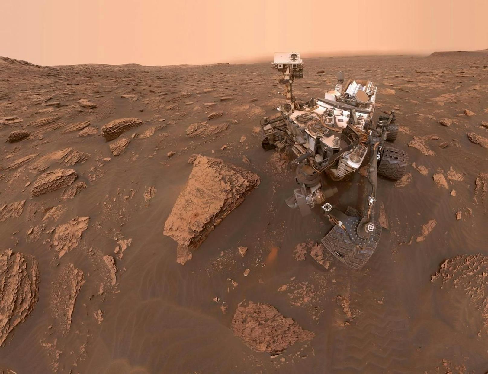 Bereits die Schwestersonde Curiosity hatte ein kleines Extra-Feature eingebaut: Ihre Reifen hinterließen Morse-Code im Sand des Planeten.