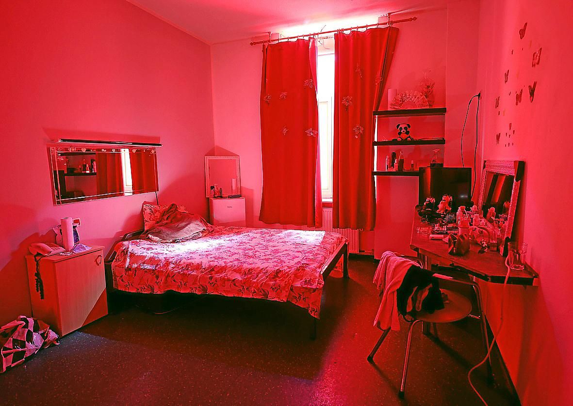 Blick in ein Zimmer, das zu einem Bordell umfunktioniert wurde. 
