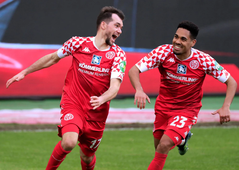 Kevin Stöger jubelt mit Philipp Mwene.