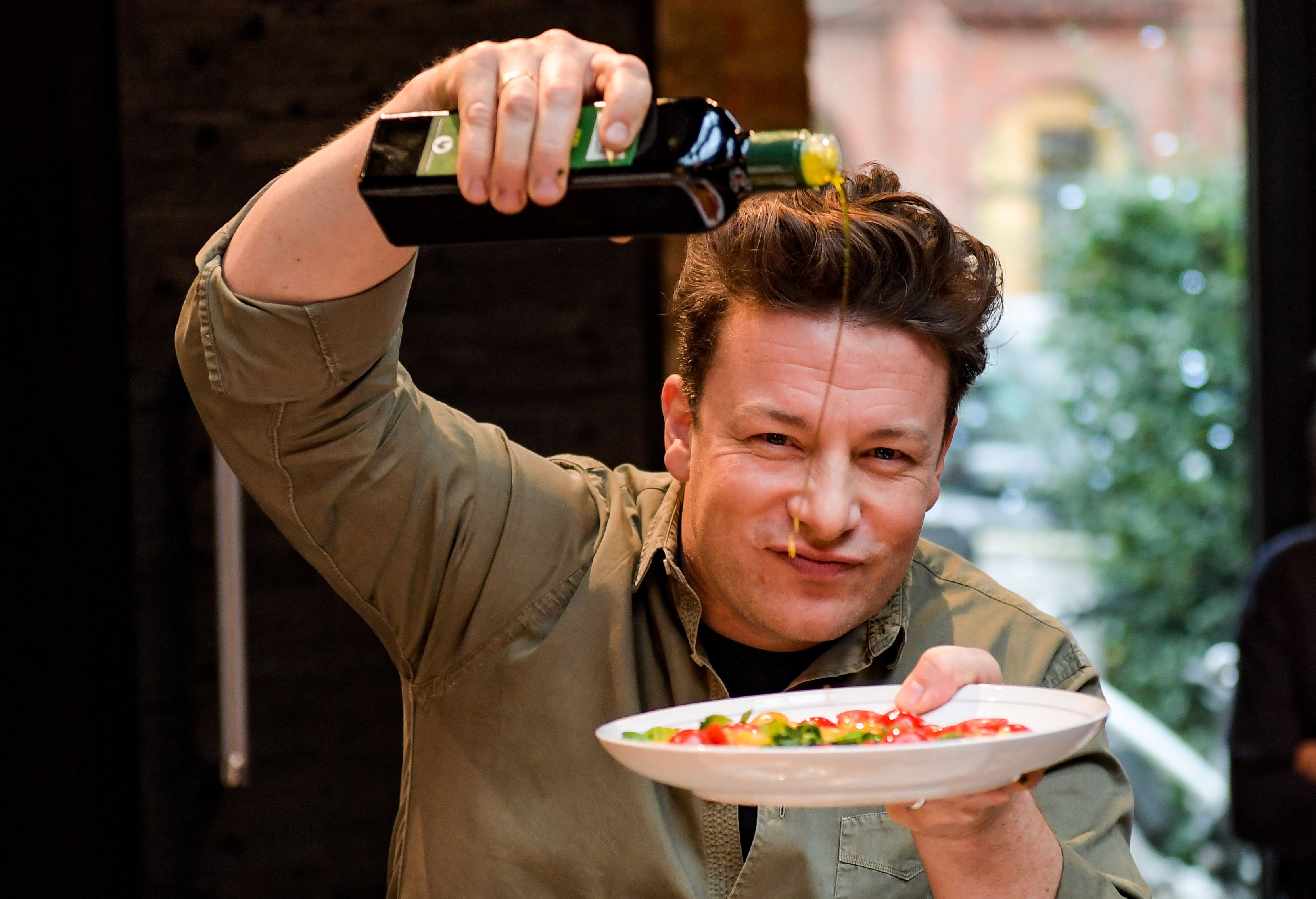 Download von www.picturedesk.com am 25.02.2021 (09:14).  The British chef Jamie Oliver cooks at the One Kitchen Culinary School in Hamburg, Germany, 6 December 2017. Oliver also presented his book "5 Ingredients · Quick & Easy Food recipes". Photo: Axel Heimken/dpa - 20171206_PD3231 - Rechteinfo: Rights Managed (RM)