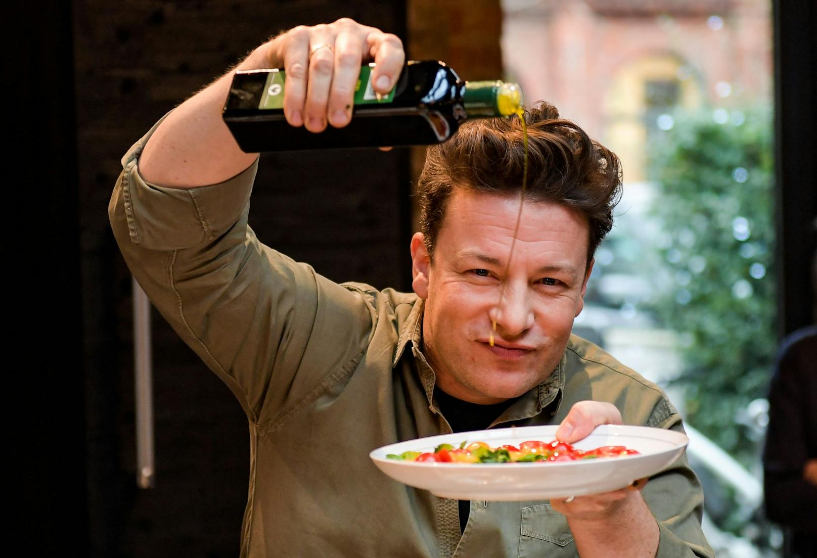 Einer der wohl bekanntesten Fernsehköche ist Jamie Oliver. Er kocht seit dem Jahr 1999 öffentlich.