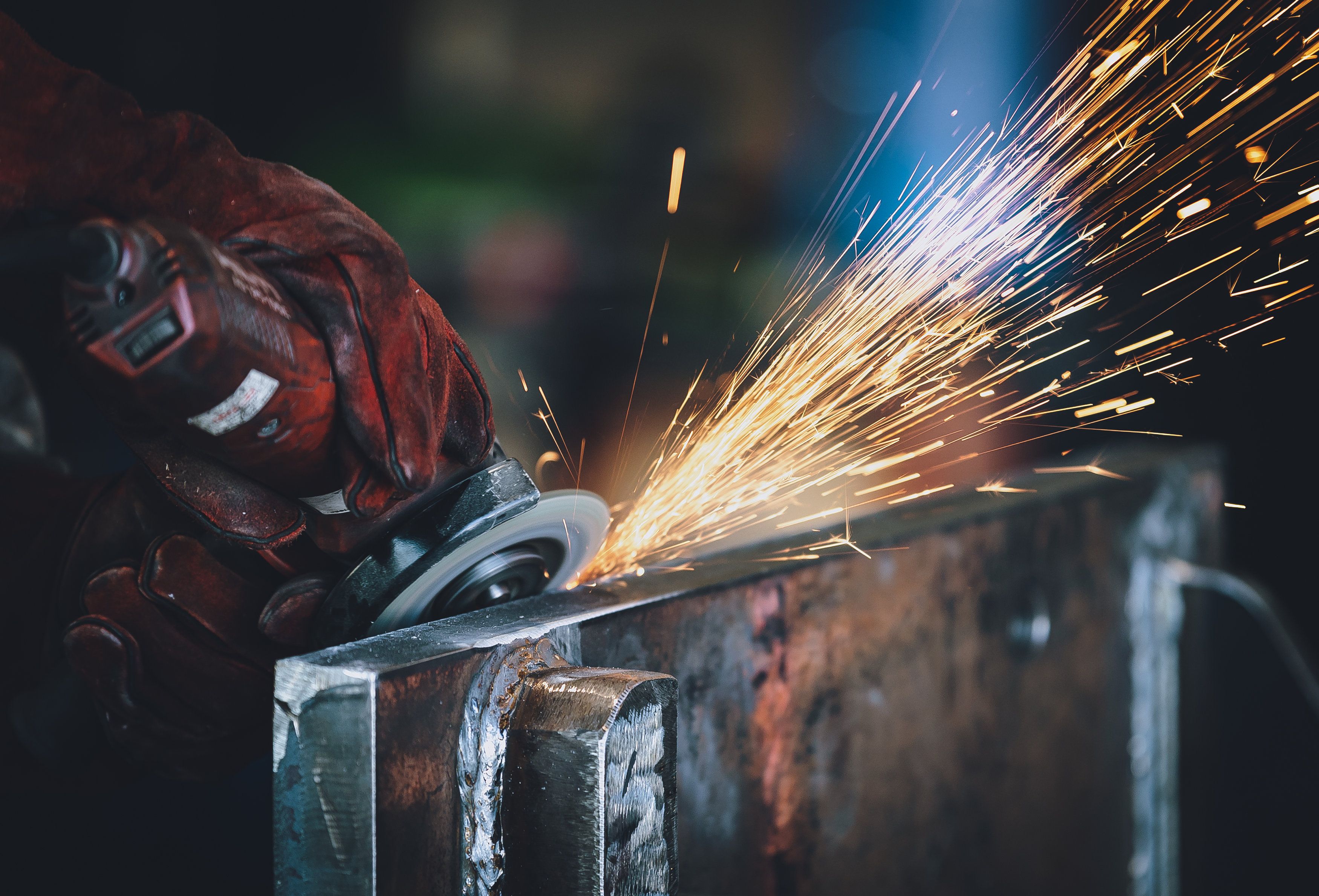 Ein Arbeiter mit einem Winkelschleifer. Symbolbild