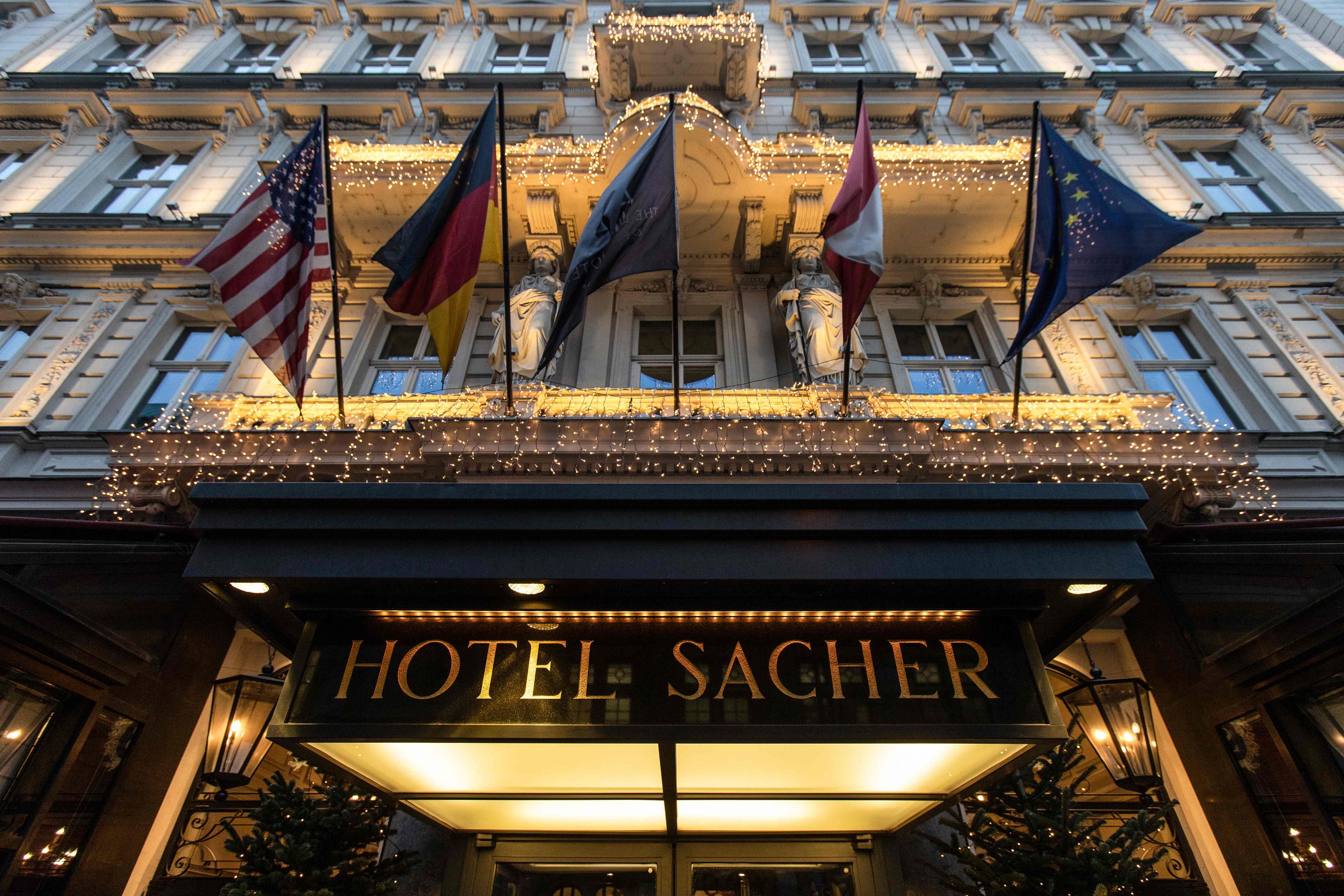 Download von www.picturedesk.com am 25.02.2021 (11:35).  The entrance of the famous Hotel Sacher is pictured in Vienna on November 25, 2020. - Since the emergence of the coronavirus pandemic in Austria, the famous Sacher, which faces the Opera, has been trying to get through the crisis by drawing on the examples of resilience inherited from its long imperial and royal tradition. (Photo by ALEX HALADA / AFP) - 20201125_PD14291 - Rechteinfo: Rights Managed (RM) Nur für redaktionelle Nutzung! Werbliche Nutzung erfordert Freigabe: bitte schicken Sie uns eine Anfrage.