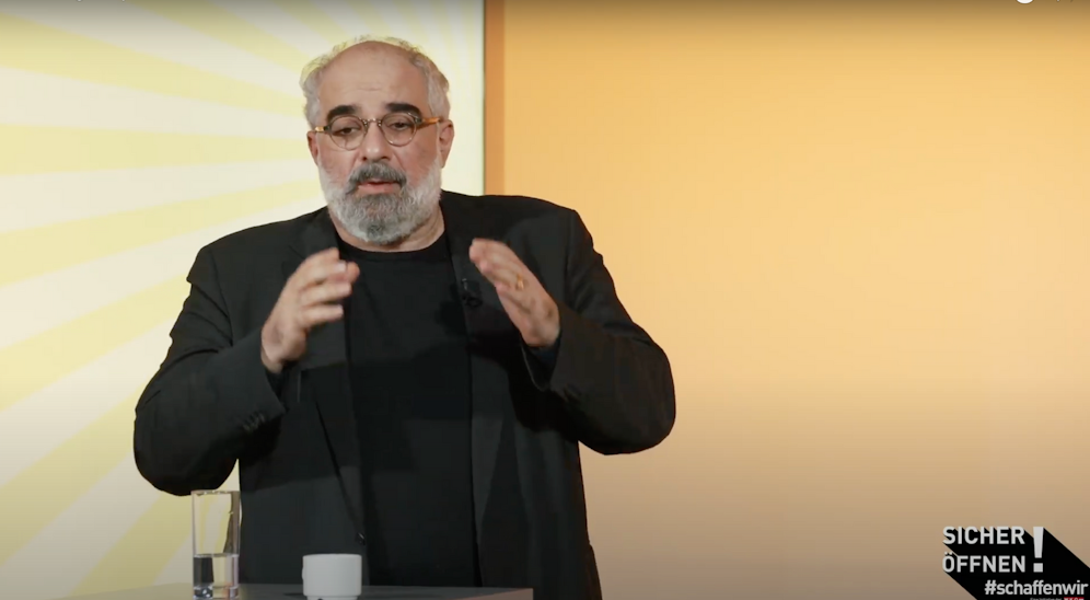 Der Kabarettist vermutet, dass die Theater bald wieder gestürmt werden.