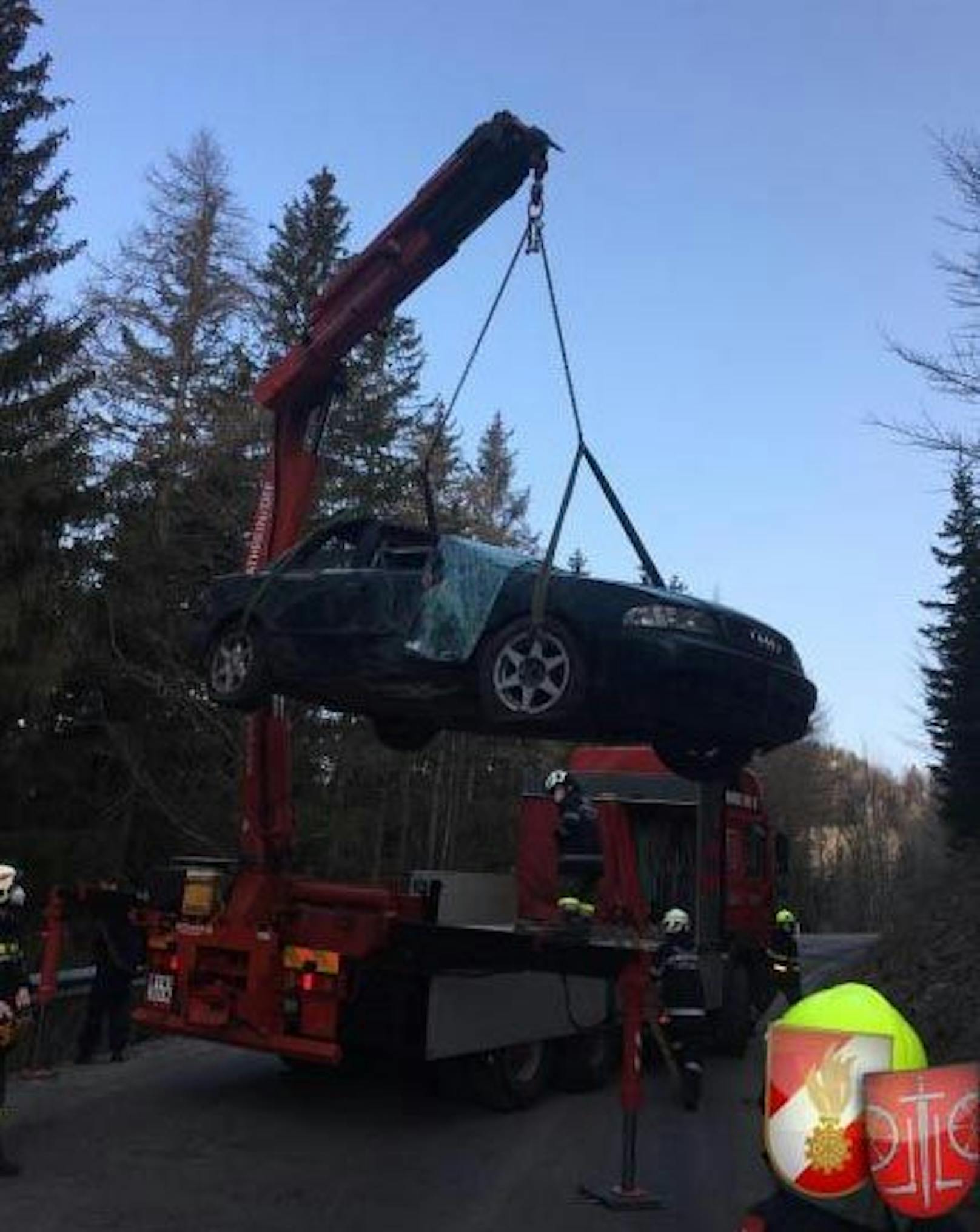 Ein 25-Jähriger kam mit seinem Audi in Fladnitz an der Teichalm von der Fahrbahn ab und stürzte über eine Leitschiene. Für den jungen Lenker kam jede Hilfe zu spät.