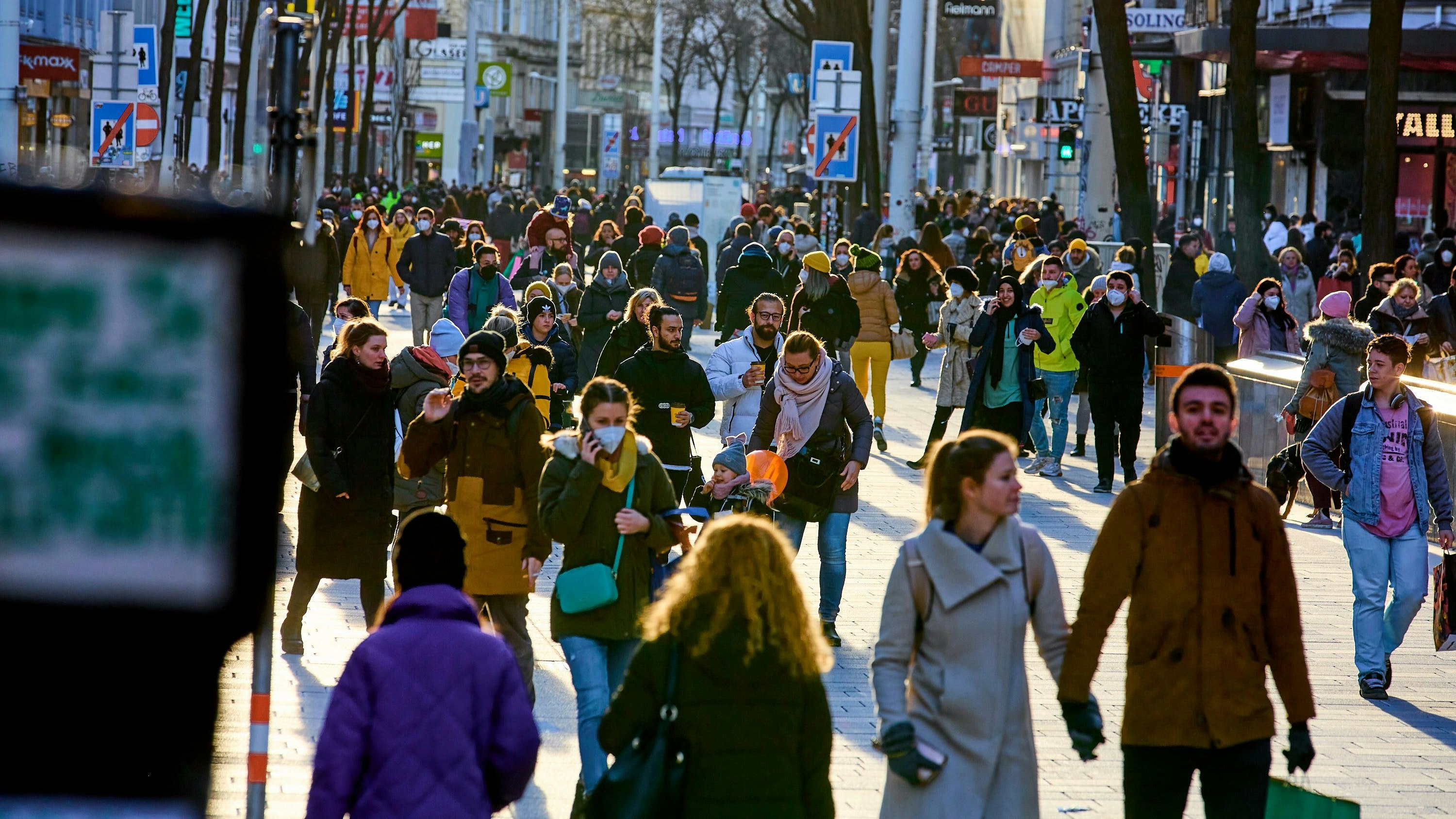Menschen auf der Mariahilferstraße.