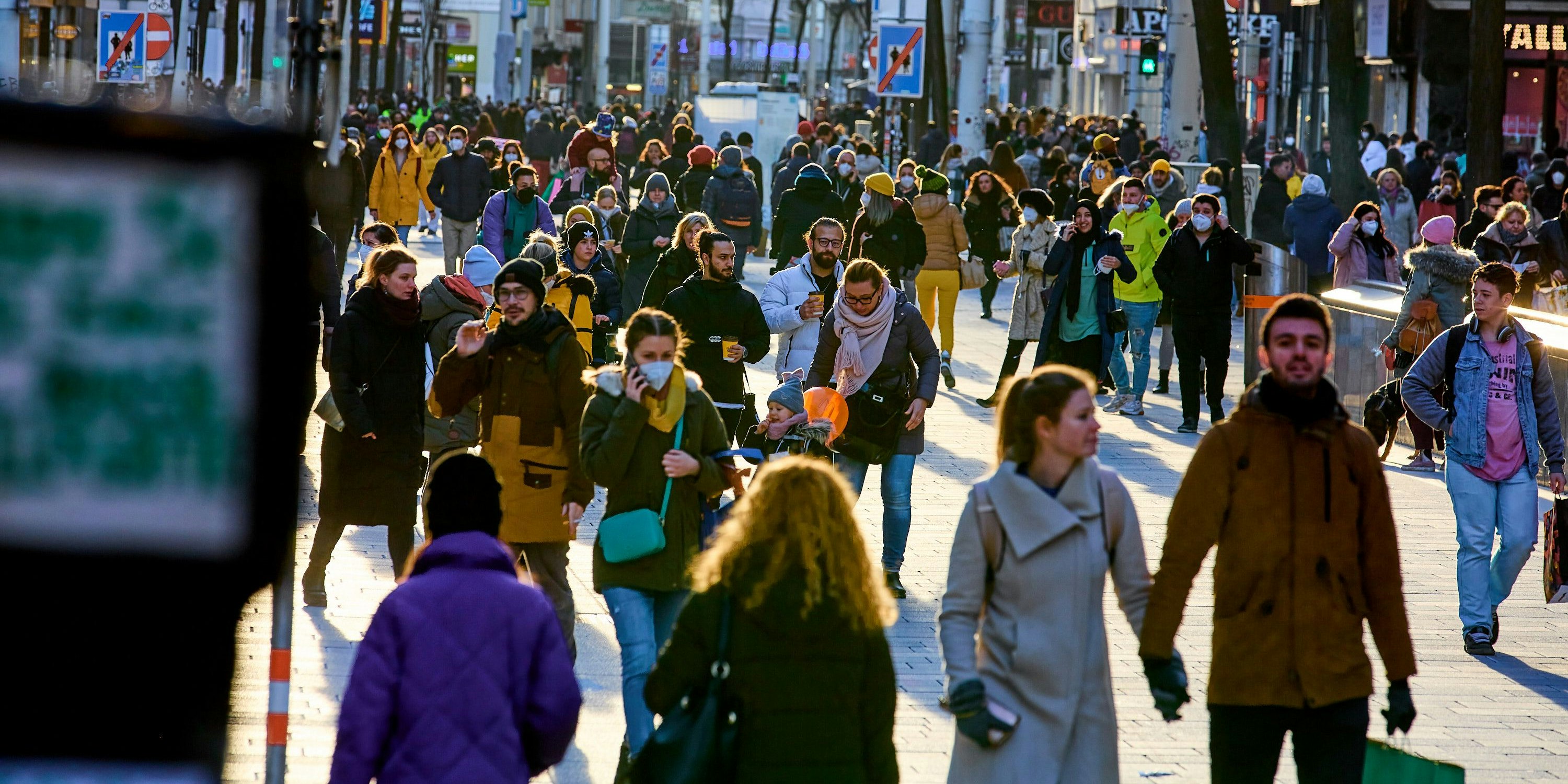 Menschen auf der Mariahilferstraße.