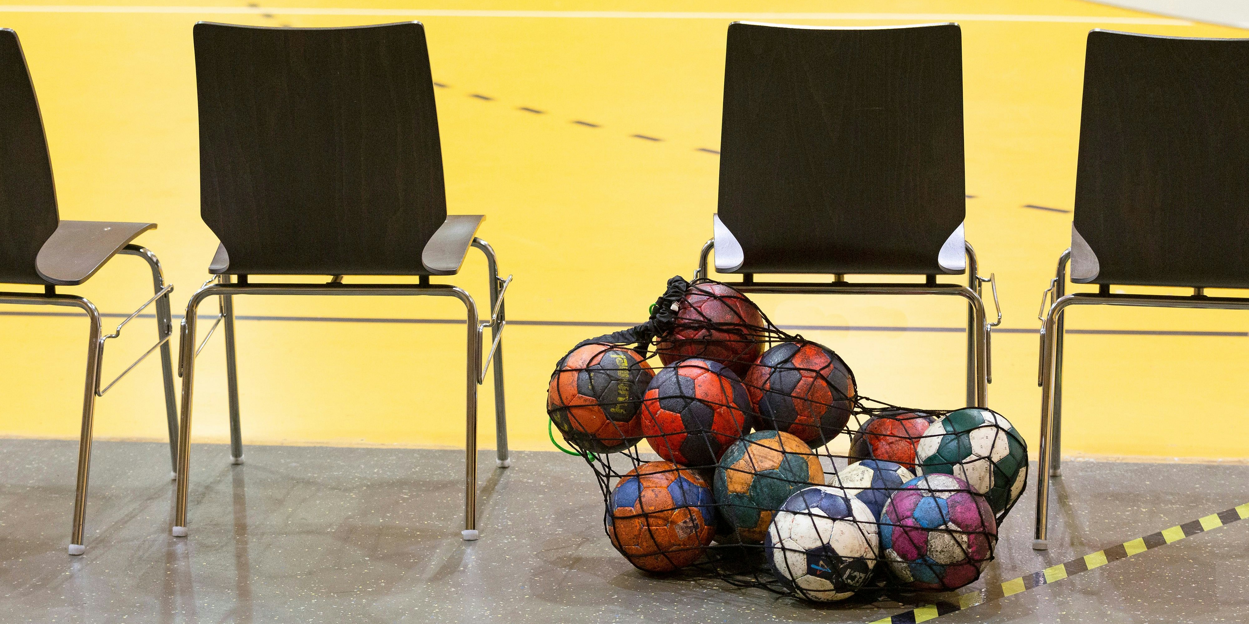 Handbälle in einem Netz verstaut. Werden sie bald wieder geworfen?