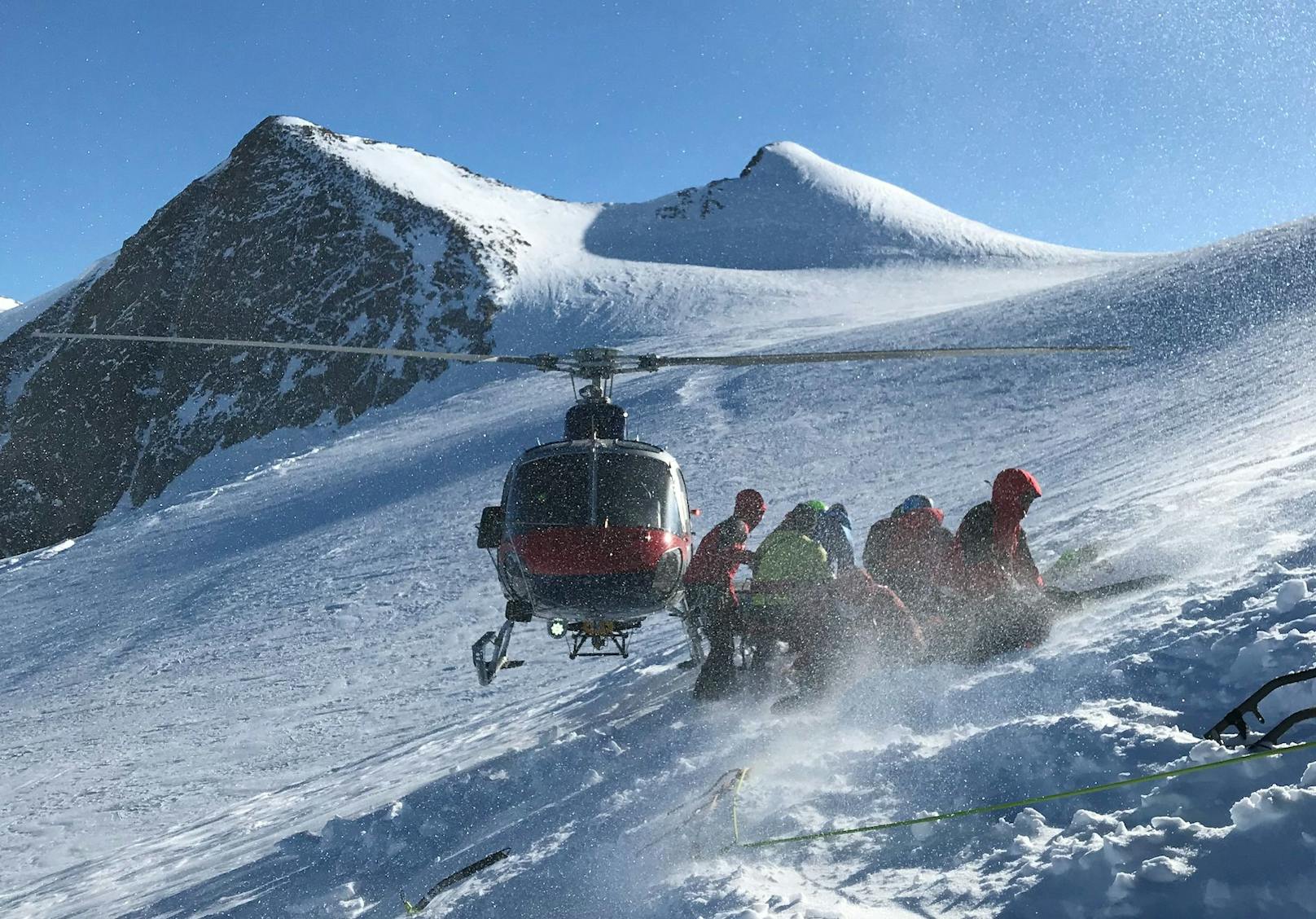 Der Gipfelsturm dreier Männer endete mit einer tödlichen Tragödie. Bei der Abfahrt vom Großvenediger stürzte einer von ihnen in eine Gletscherspalte. 