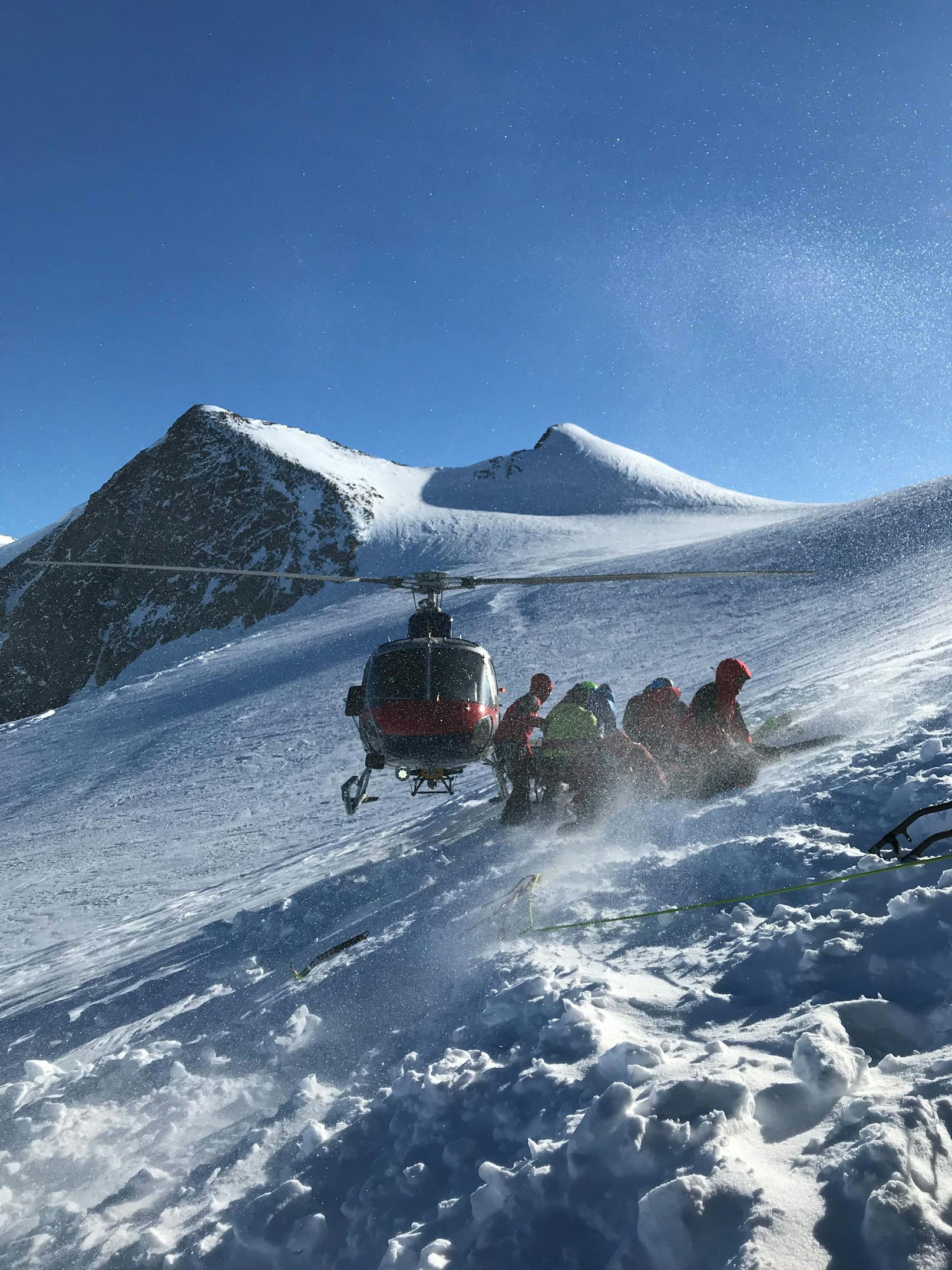 Der Gipfelsturm dreier Männer endete mit einer tödlichen Tragödie. Bei der Abfahrt vom Großvenediger stürzte einer von ihnen in eine Gletscherspalte. 