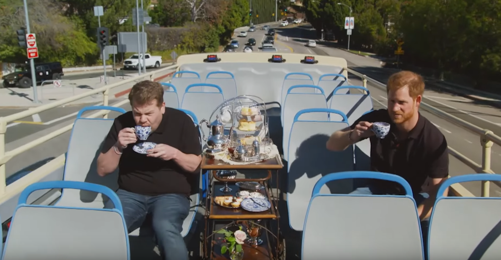 <strong>James Corden</strong> und <strong>Prinz Harry</strong> stärkten sich mit Tee und Kuchen, bevor es zu einer überraschenden Gesangseinlage des Prinzen kam.<br>