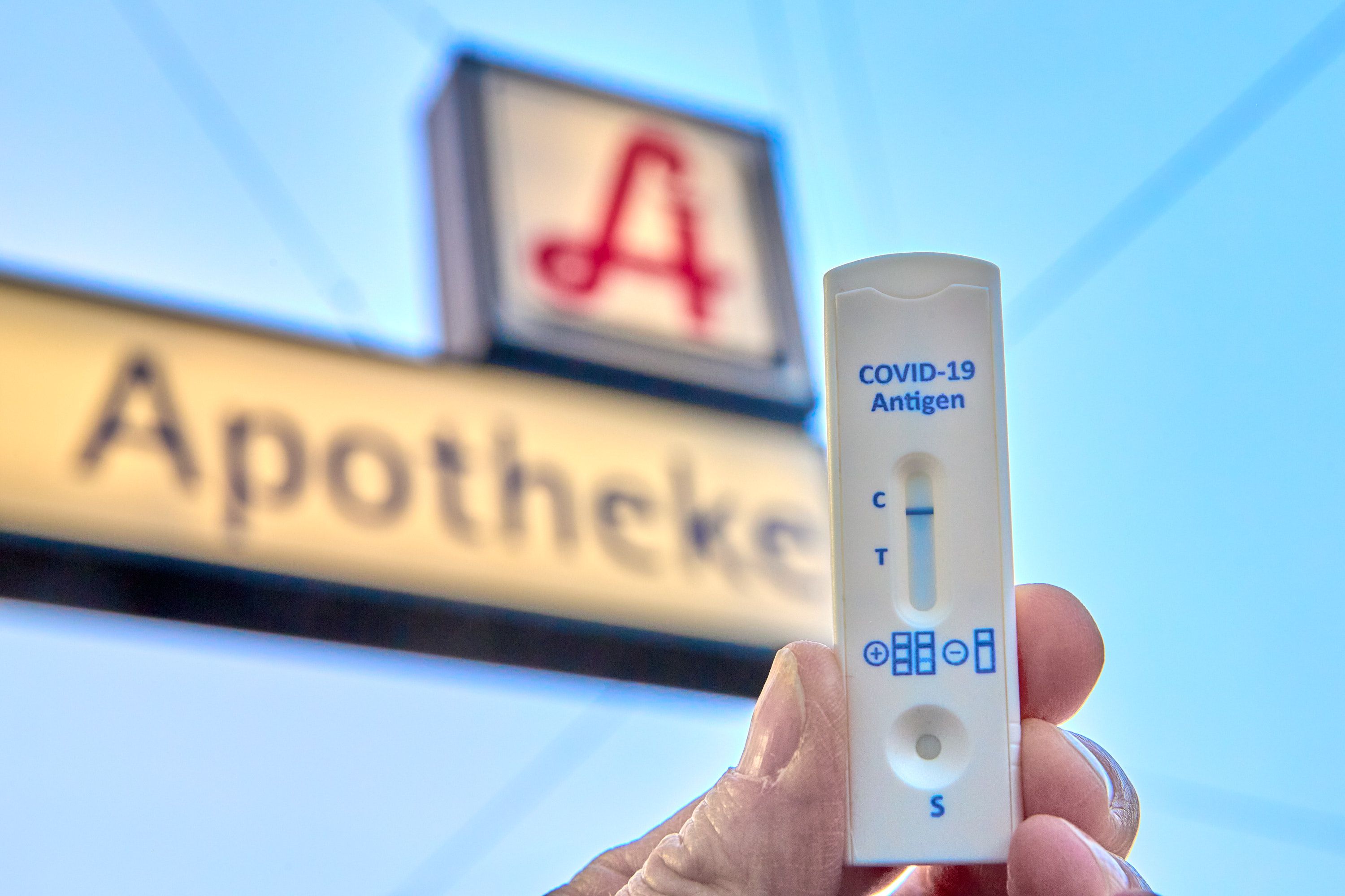 Ab 1. März werden in Apotheken gratis Corona-Selbsttests für zuhause, sogenannten Wohnzimmer-Tests erhältlich sein. Bis zu fünf Stück pro Person pro Monat sollen gratiszur Verfügung stehen.