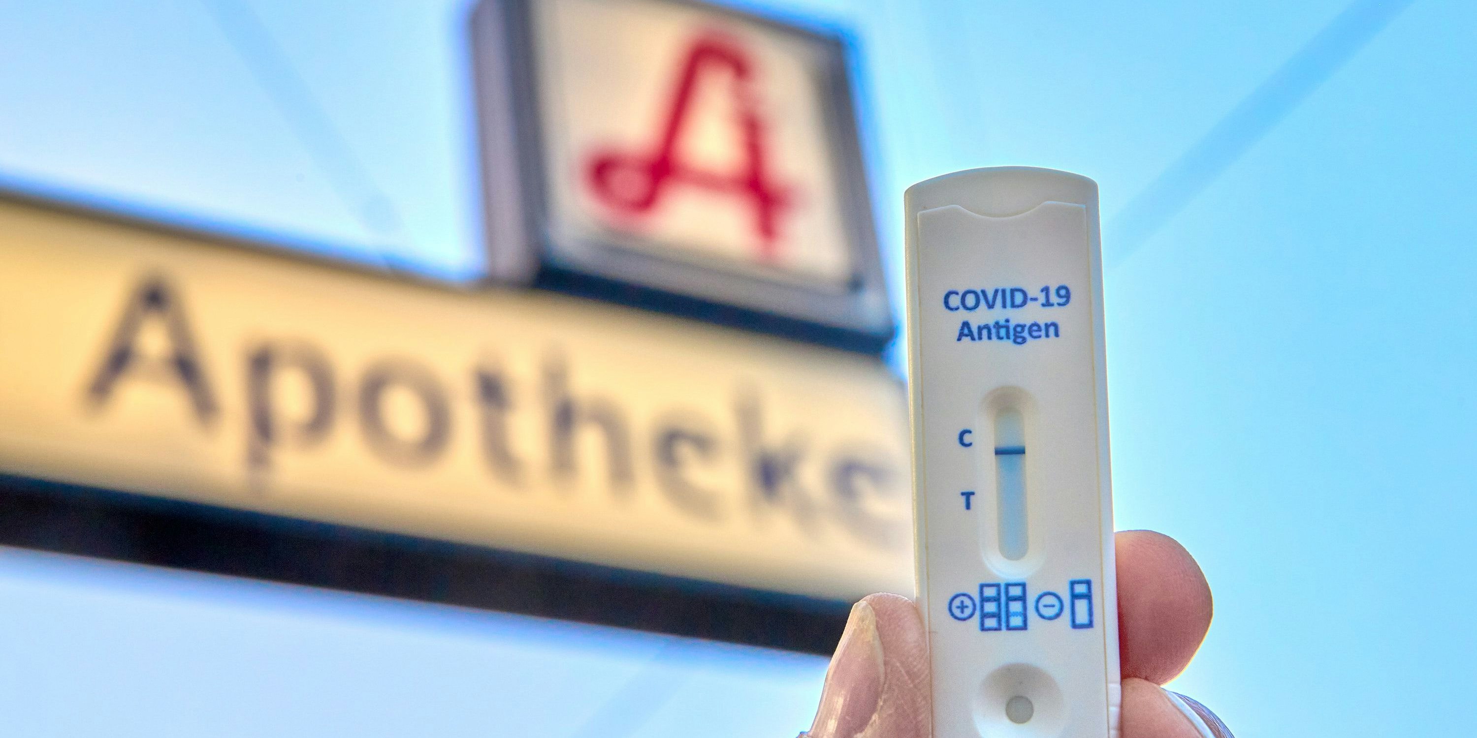 Ab 1. März werden in Apotheken gratis Corona-Selbsttests für zuhause, sogenannten Wohnzimmer-Tests erhältlich sein. Bis zu fünf Stück pro Person pro Monat sollen gratiszur Verfügung stehen.