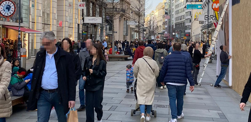 Zahlreiche Wiener flanierten über die Kärntnerstraße.