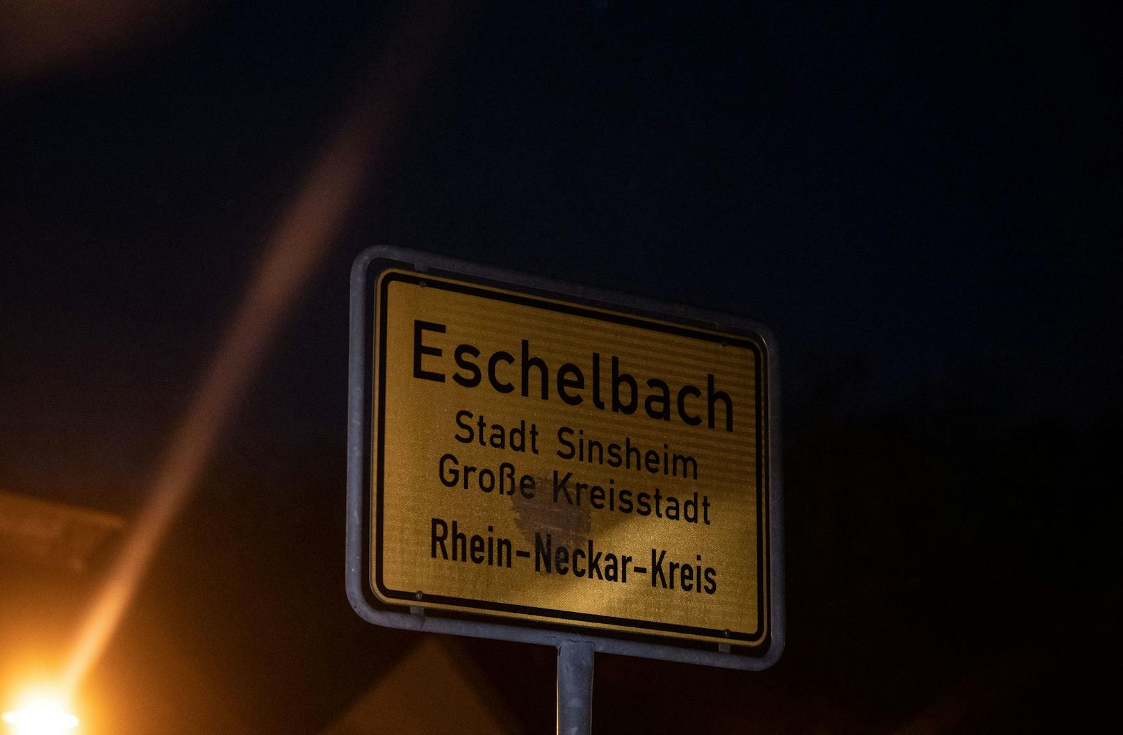 Ein Jugendlicher (14) soll in Sinsheim einen 13-Jährigen getötet haben. Der junge Bursch dürfte offenbar von seiner Freundin in die Mord-Falle gelockt worden sein.