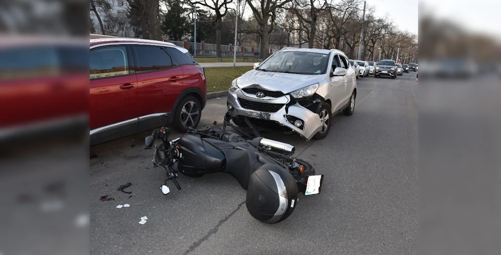 Die Motorradlenkerin krachte in das Auto einer 52-Jährigen.