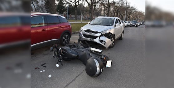 Die Motorradlenkerin krachte in das Auto einer 52-Jährigen.