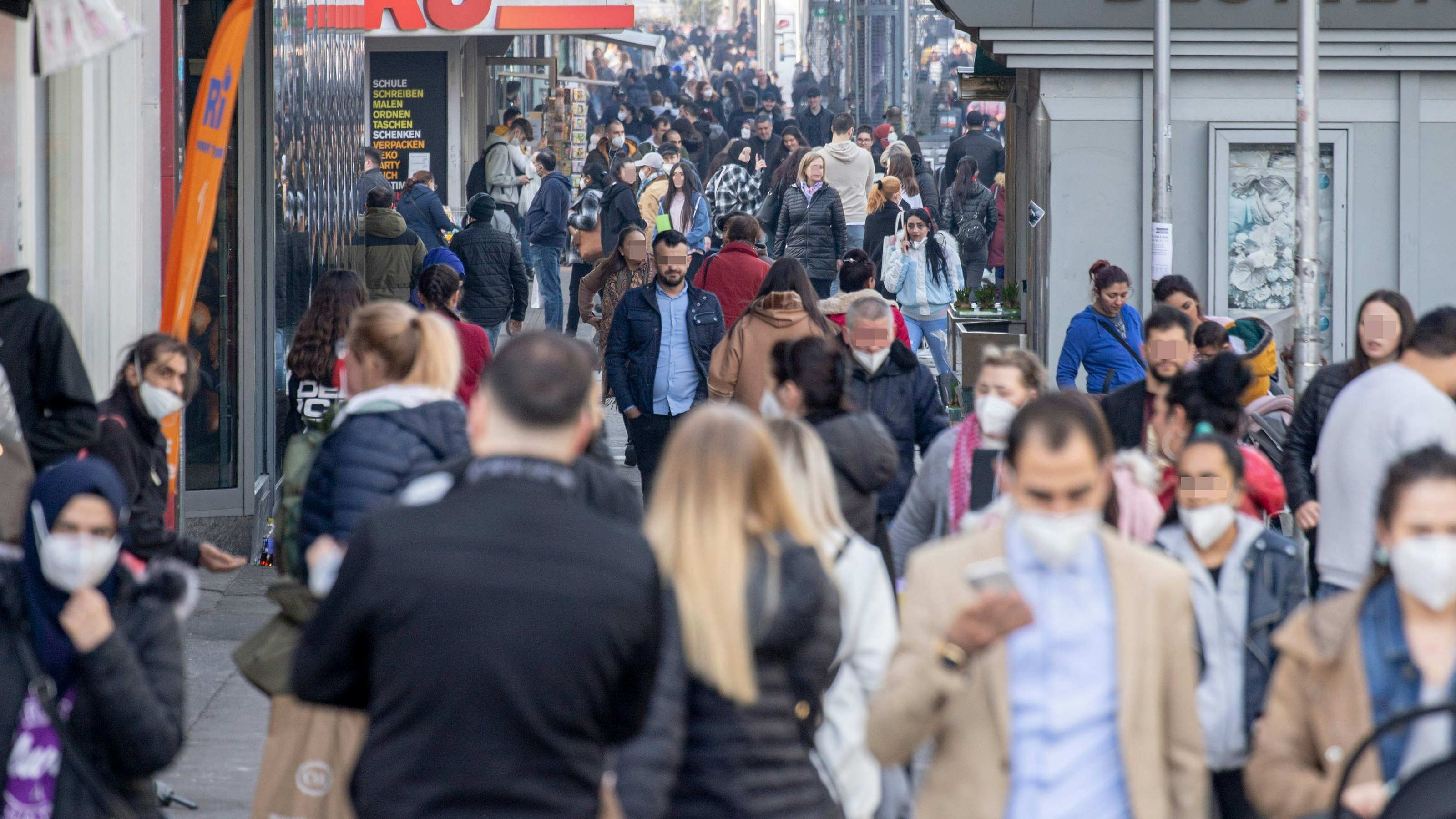 Seit den ersten Lockerungen und der damit einhergehenden Öffnung des Handels im dritten Lockdown steigen die Infektionszahlen in Österreich wieder an.