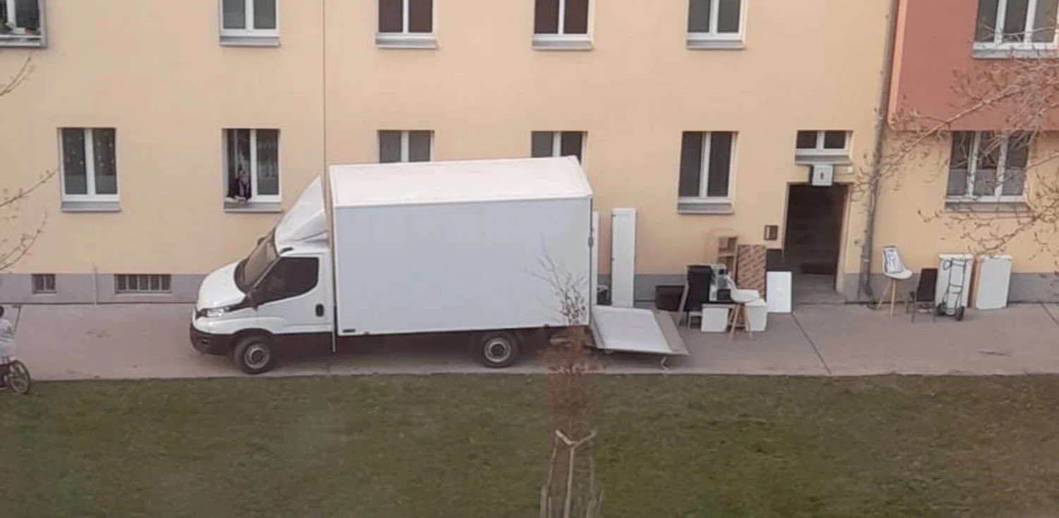Wieder befuhr ein Mieter den Hof dieses Gemeindebaus