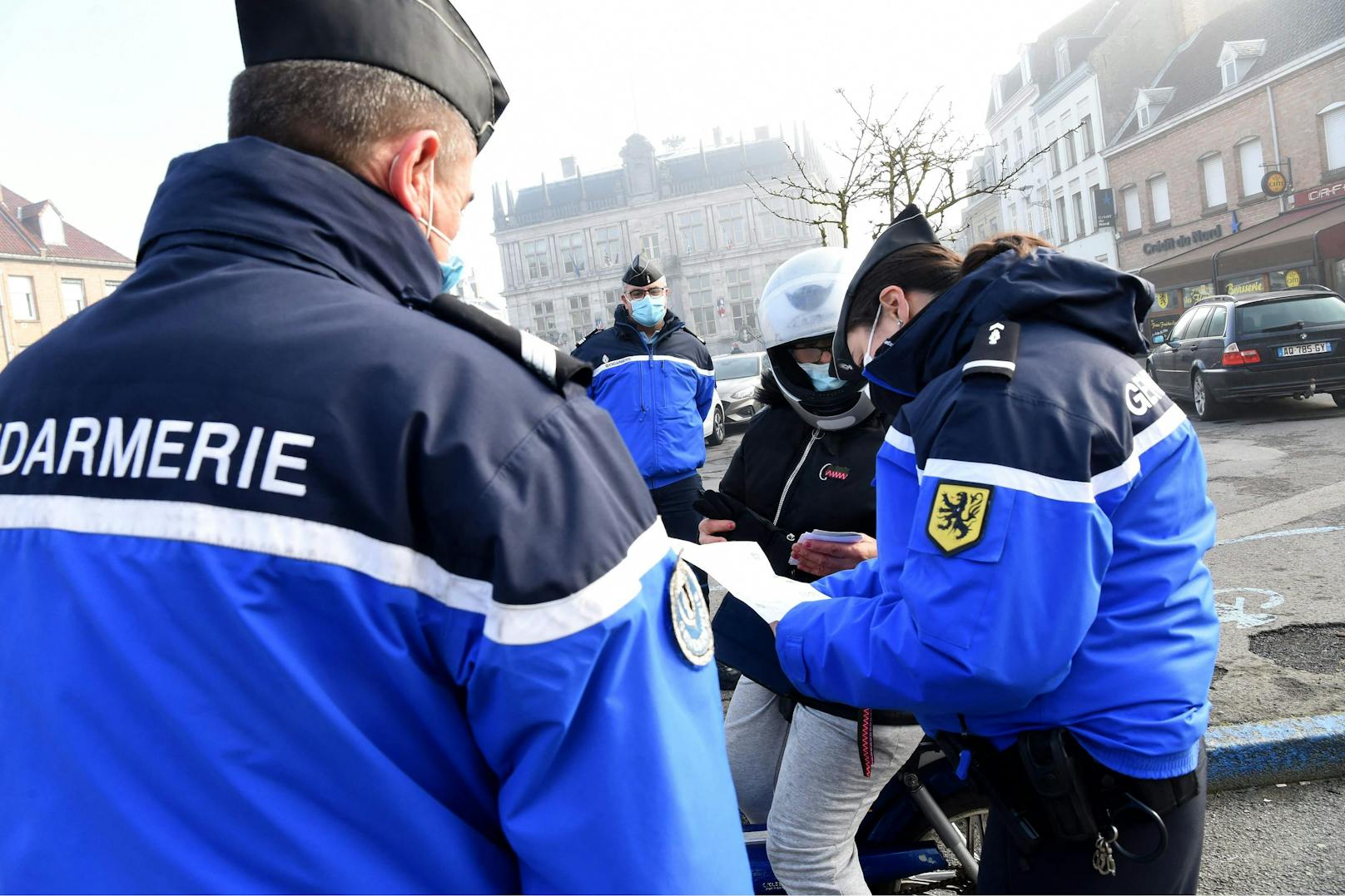 Mehrere Regionen in Frankreich haben den Wochenend-Lockdown eingeführt. Hier kontrollieren Polizisten am 27. Februar ein Ausgeh-Formular in der Nähe von Dünkirchen.