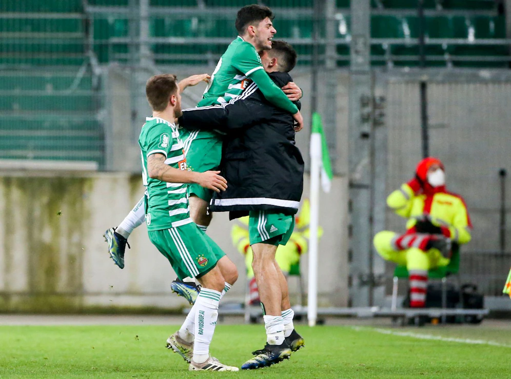 Yusuf Demir feiert sein Tor. 