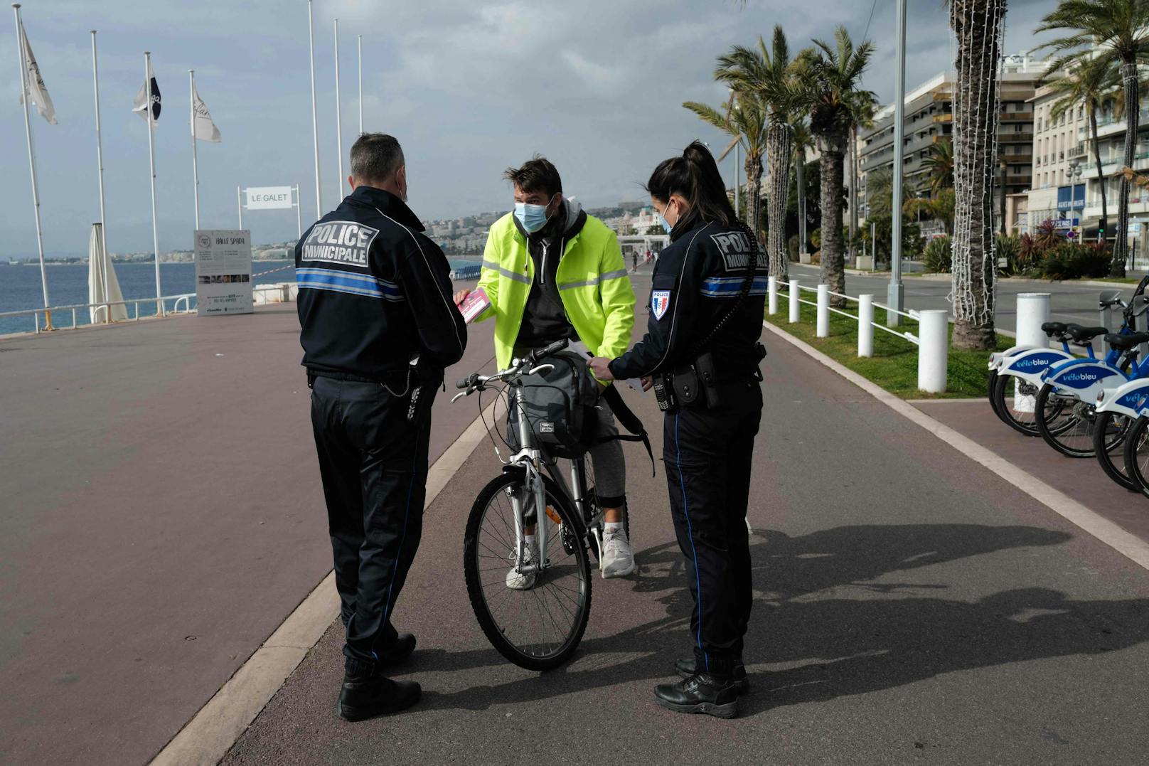 Polizeibeamte bei der Kontrolle eines Radfahrers in Nizza.