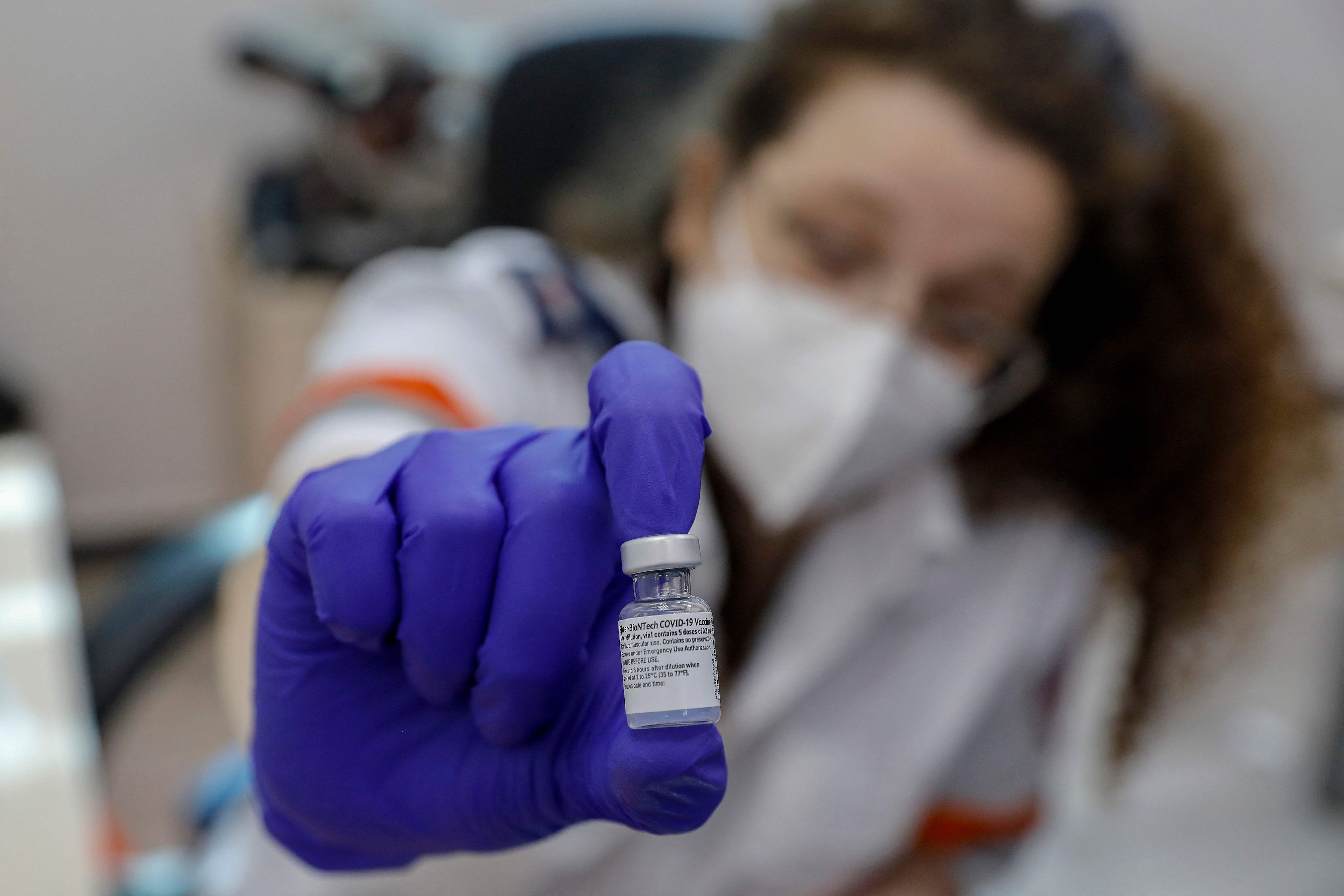 Download von www.picturedesk.com am 27.02.2021 (18:50).  A paramedic with Israel's Magen David Adom medical services displays a vial of the Pfizer-BioNTech COVID-19 coronavirus vaccine before being administered at the Qalandia checkpoint on the crossing between the West Bank city of Ramallah and Israeli-annexed east Jerusalem, on February 23, 2021. (Photo by AHMAD GHARABLI / AFP) - 20210223_PD5304 - Rechteinfo: Rights Managed (RM) Nur für redaktionelle Nutzung! Werbliche Nutzung erfordert Freigabe: bitte schicken Sie uns eine Anfrage.