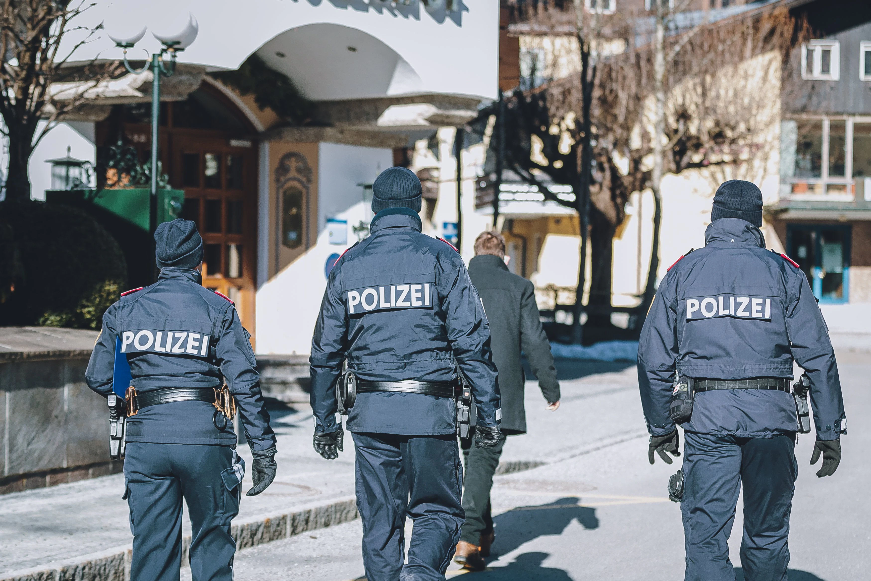 Die Polizei bei Corona-Kontrollen. Die Zahlen in einigen österreichischen Orten bereiten Sorgen.