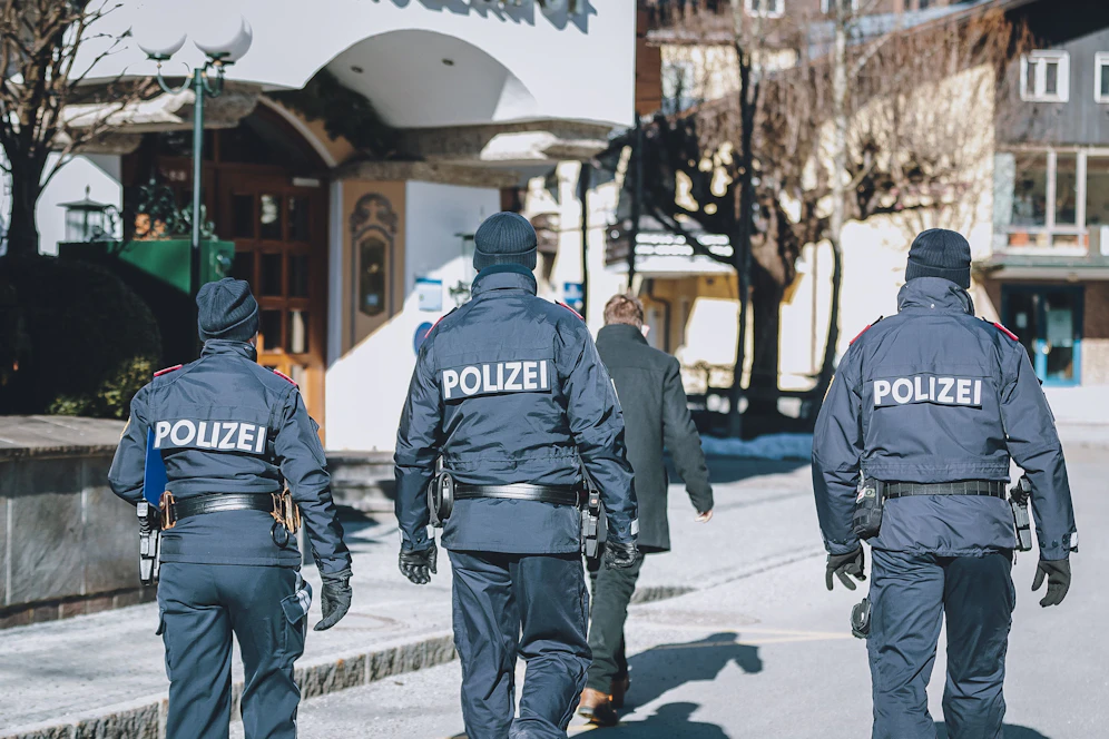 (Echte) Polizisten bei Corona-Kontrollen.