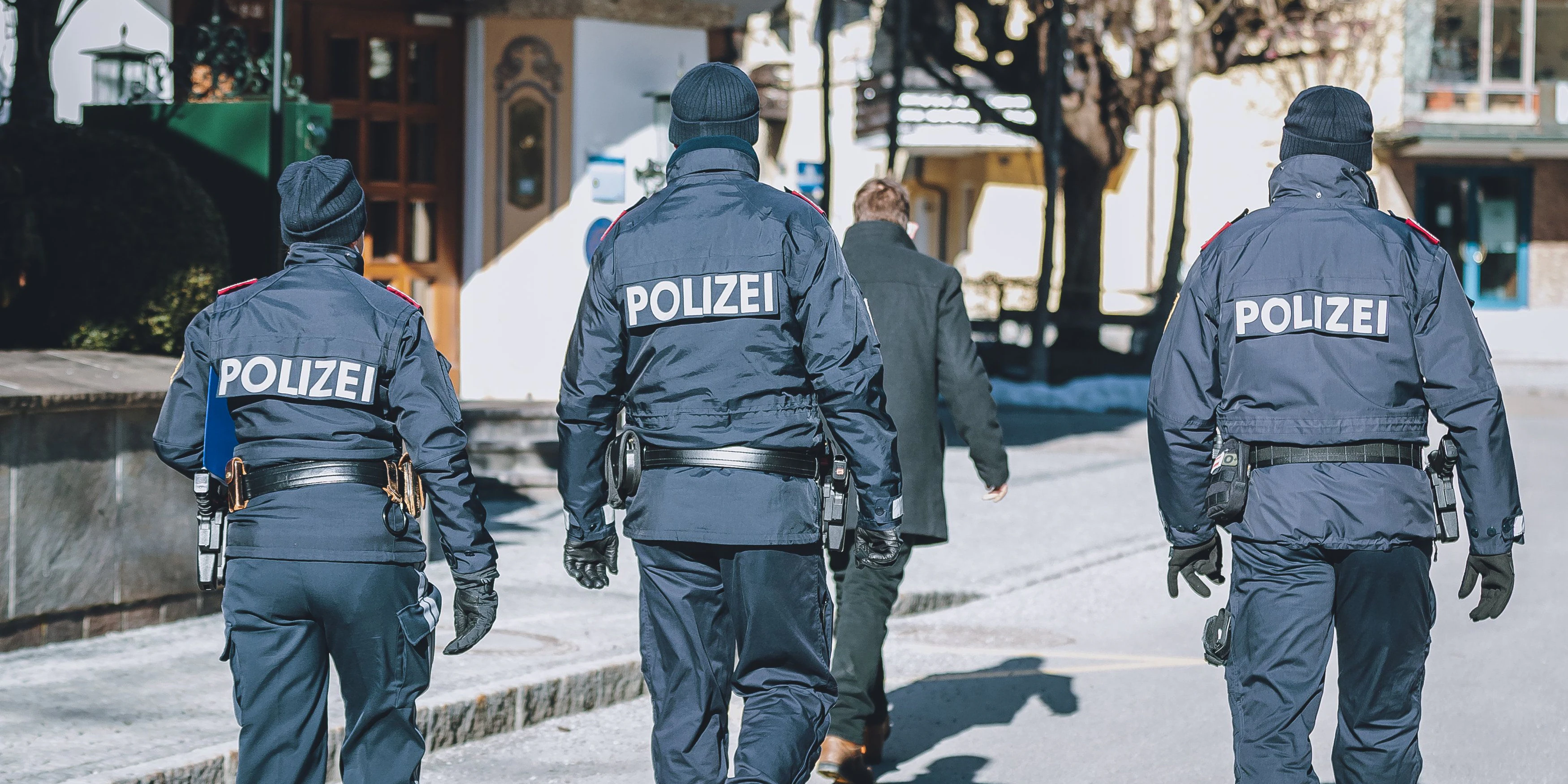 Die Polizei bei Corona-Kontrollen. Die Zahlen in einigen österreichischen Orten bereiten Sorgen.